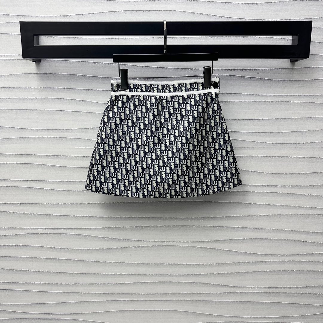 NO:322250,Dio*2025 new product is available on the shelves of the jacquard bundle skirt custom YB imported jacquard material, crisp, comfortable and stylish, large body with iconic jacquard letters embellishment, highlighting the brand tone, white waist bundling design, convenient adjustment with side buttons, adding layered styling to create a brand-exclusive sweet and cool style, surface auxiliary material development, A-line short skirt tailoring, can be matched with the same series of charge jackets, complete sets of high-end and fashionable, fashion items for daily commuting, series development, high-end version,,dior, skirts, jackets & coats,alexander wang19860909Dio*2025新品上架提花捆条半裙定制YB进口提花材质 挺括舒适有型 大身满印标志性提花字母点缀装饰 彰显品牌调性 腰间白色捆边设计 配合侧纽扣便利调节 增添造型层次感 打造品牌专属甜酷风 面辅料开发 A字短裙剪裁 可搭配同系列冲锋外套 成套穿搭高级时髦 日常通勤必备时尚单品 系列开发  高版本,,dior,skirts,jackets & coats,alexander wang,Women's clothing