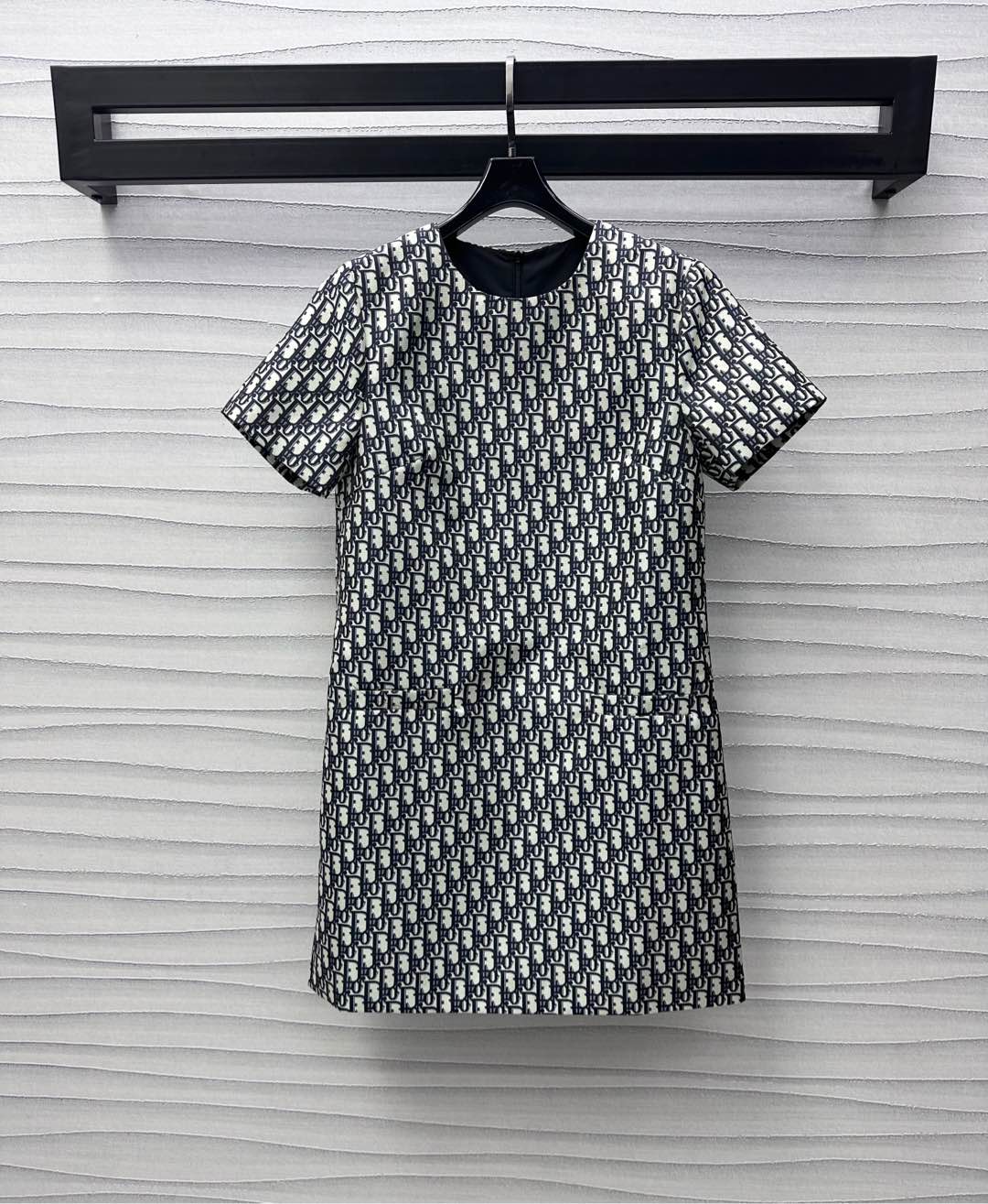 NO:322247,Dio*2025 new product is available for custom-made jacquard round neck dress with a round neck dress with a custom jacquard material, crisp, comfortable and stylish, large body with a printed iconic jacquard letter embellishment, highlighting the brand tone, front shoulder round neck straight-tube style design, convenient adjustment with the back zipper to add layering to create a brand-exclusive sweet and cool style, surface auxiliary material development, short-sleeved dress tailoring, must-have fashion items for daily commuting, series development, high-version, dior, skirts, T-shirt, alexander wang19860909Dio*2025新品上架提花圆领连衣裙定制YB进口提花材质 挺括舒适有型 大身满印标志性提花字母点缀装饰 彰显品牌调性 正肩圆领直筒版型设计 配合后背拉链便利调节 增添造型层次感 打造品牌专属甜酷风 面辅料开发 短袖连衣裙剪裁 日常通勤必备时尚单品 系列开发  高版本,,dior,skirts,T-shirt,alexander wang,Women's clothing