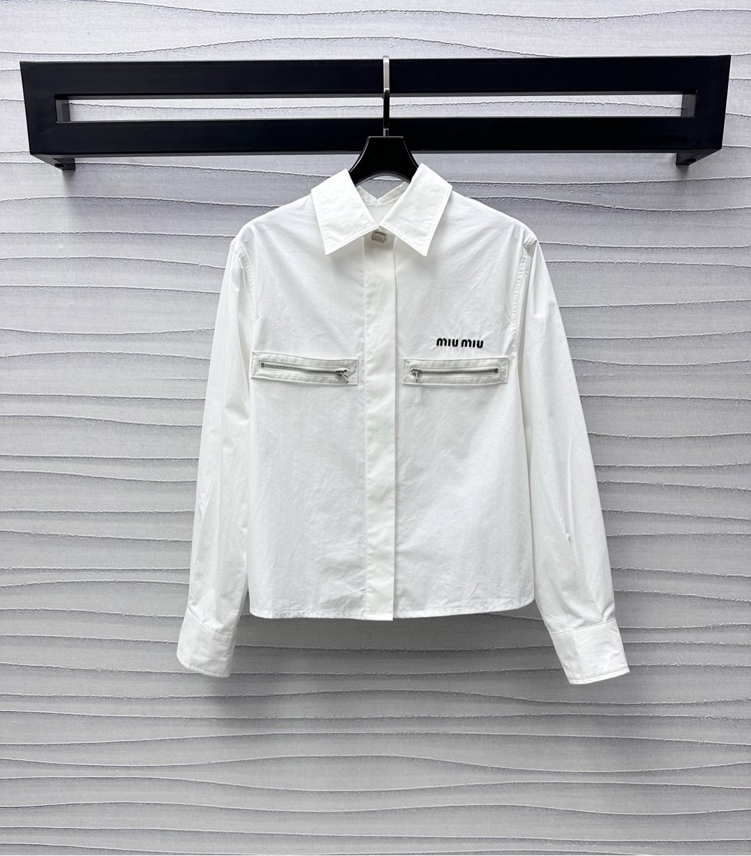 NO:322261,Miumi*2025 new product launches lapel embroidered shirt custom YB imported twill cotton material soft and skin-friendly and comfortable, not easy to wrinkle, symmetrical zipper design on the chest, embroidered and decorated with embroidered letters and logo embellishment, highlighting the brand tone, elastic details of the back silhouette, hidden button adjustment, add layering, presenting an exclusive well-behaved college style, surface auxiliary material development, lapel long-sleeved shirt style cut, daily commuting date youthful age-reducing outfit, high version 2 colors 7,,miumiu,shirts,alexander wang19860909Miumi*2025新品上架翻领刺绣衬衫定制YB进口斜纹全棉材质 柔软亲肤舒适 不易起皱 胸前对称拉链设计 刺绣字母徽标点缀装饰 彰显品牌调性 背后衣摆松紧细节 隐藏式纽扣调节 增添造型层次感 呈现专属乖巧学院风格 面辅料开发 翻领长袖衬衣版型剪裁 日常通勤约会青春减龄穿搭 高版本2色 7,,miumiu,shirts,alexander wang,Women's clothing