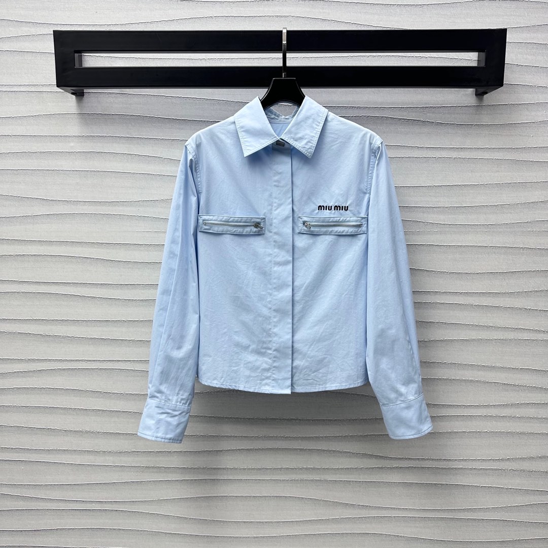NO:322265,Miumi*2025 new product launches lapel embroidered shirt custom YB imported twill cotton material soft and skin-friendly and comfortable, not easy to wrinkle, symmetrical zipper design on the chest, embroidered and decorated with embroidered letters and logo embellishment, highlighting the brand tone, elastic details of the back silhouette, hidden button adjustment, add layering, presenting an exclusive well-behaved college style, surface auxiliary material development, lapel long-sleeved shirt style cut, daily commuting date youthful age-reducing outfit, high version 2 colors,,miumiu,shirts,alexander wang19860909Miumi*2025新品上架翻领刺绣衬衫定制YB进口斜纹全棉材质 柔软亲肤舒适 不易起皱 胸前对称拉链设计 刺绣字母徽标点缀装饰 彰显品牌调性 背后衣摆松紧细节 隐藏式纽扣调节 增添造型层次感 呈现专属乖巧学院风格 面辅料开发 翻领长袖衬衣版型剪裁 日常通勤约会青春减龄穿搭 高版本2色,,miumiu,shirts,alexander wang,Women's clothing