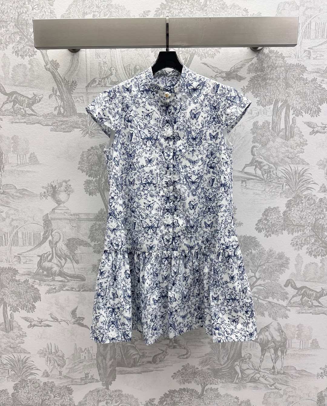 NO:322246,Dio*2025 new product launches flying sleeve printed dress with custom YB imported twill thick material breathable and skin-friendly. The whole body is decorated with printed butterfly plant vine pattern elements to highlight the brand tone. The low waist pleat design stacks the lace effect to add a sense of styling. The action is agile and elegant. The surface auxiliary material development. Stand-collar puff short-sleeved dress tailoring. The inner base is protected and comfortable. The upper body is absolutely high-end temperament girl. High-end version,,dior,skirts,T-shirt,alexander wang19860909Dio*2025新品上架飞袖印花连衣裙定制YB进口斜纹稠材质 透气亲肤 通体饰以满印蝴蝶植物藤蔓图案元素 彰显品牌调性 低腰处褶皱设计堆叠出花边效果 增添造型层次感 行动间灵动飘逸 面辅料开发 立领泡泡短袖连衣裙剪裁 内里打底防透舒适 上身妥妥高阶气质女郎  高版本,,dior,skirts,T-shirt,alexander wang,Women's clothing