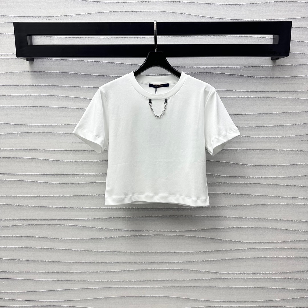 NO:322235,Louis Vuitto*2025 new product is available for short printed chain custom YB imported cotton material breathable and comfortable neckline embellished with metal letters and chains to add layered shapes. The back spray painted and floral letters logo pattern highlights the brand tone. The surface auxiliary material development. Round neck short-sleeved T-shirt tailoring. Single wear inner wear is brilliant and fashionable. High-version, louis vuitton, T-shirt,tees, t-shirt,alexander wang19860909Louis Vuitto*2025新品上架短款印花链条定制YB进口全棉材质 透气舒适 领口饰以金属字母标链条点缀设计 增添造型层次感 后背喷漆感花体字母徽标图案 彰显品牌调性 面辅料开发 圆领短袖T恤剪裁 单穿内搭出彩时髦  高版本,,louis vuitton,T-shirt,tees，t-shirt,alexander wang,Women's clothing