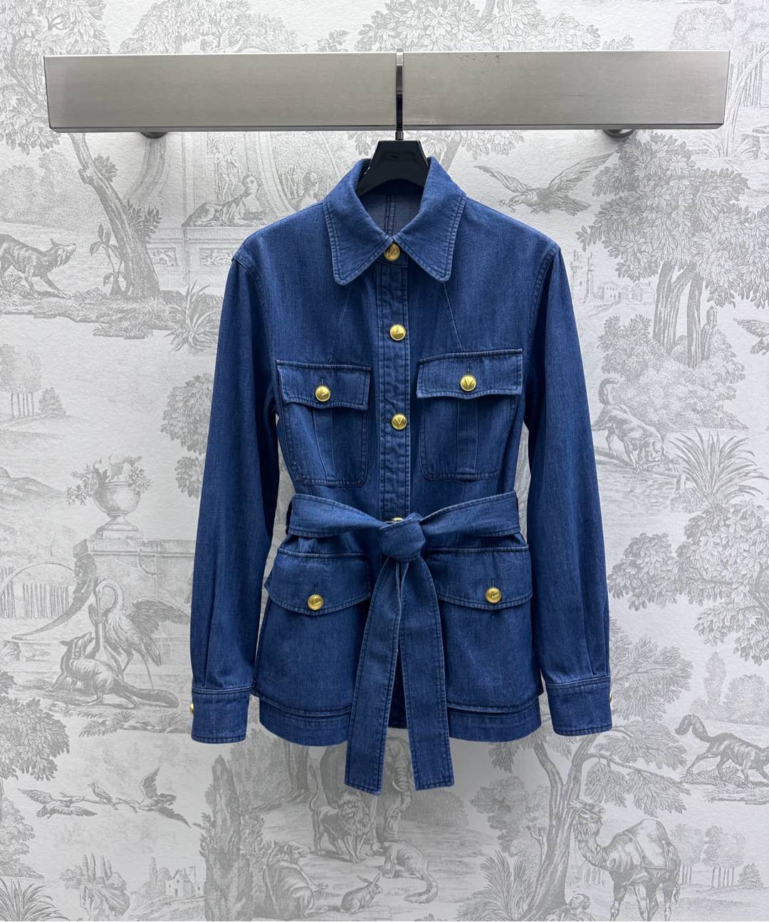 NO:325053,Valentin*2025 new product is available for the shelves of retro belt denim jackets, custom YB imported twill cotton denim material, enzyme wash, presenting retro denim blue, symmetrical pockets on the chest are decorated with round buckles, highlighting the brand tone, three-dimensional contour and multi-pocket overlapping design, adding rich layering, waist cloth belt is loosely tied, outlining and adjusting waist lines, straight-tube style can be used as a dress or jacket, rich visual effects, surface accessories, long belt jacket tailoring, can be matched with the same series of bottom items, simple and durable details echo up and down, presenting a casual and free style, complete sets of fashion and fashionable, can also be purchased separately, series development, high-end version,,valentino, skirts, jackets & coats,alexander wang19860909Valentin*2025新品上架复古腰带牛仔外套定制YB进口斜纹全棉牛仔材质 酵素水洗 呈现复古牛仔蓝 胸前对称口袋处饰以印章圆扣点缀装饰 彰显品牌调性 立体轮廓和多口袋交叠设计 增添造型层次感丰富 腰间本布腰带可松可系 勾勒调节腰身线条 直筒版型可做连衣裙或外套 丰富视觉效果 面辅料开发 腰带长款外套剪裁 可搭配同系列下装单品 简约耐看的细节上下呼应 呈现随性自由的穿搭风格 成套穿搭时髦洋气 也可分开购入搭配 系列开发 高版本,,valentino,skirts,jackets & coats,alexander wang,Women's clothing