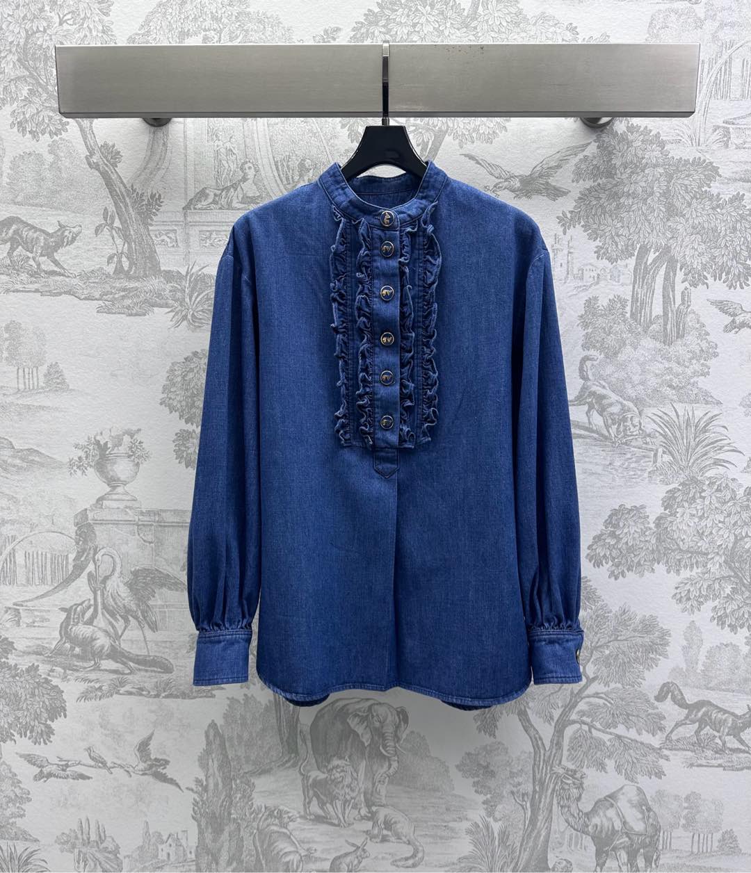 NO:325048,Valentin*2025 new product is available for the shelves of retro lace denim shirts. Customized YB imported twill cotton denim material. Enzyme wash. Retro denim blue is decorated with exquisite stacked lace stand-up collar design. Extended to the front ceil and chest to add layered styling and collide with the neat tailoring. The texture is more elegant and simple. Combined with the iconic V-clamp button adjustment decoration to highlight the brand tone. Face and auxiliary materials development. Half-open-clamp stand-up collar shirt tailoring can be matched with the same series of bottom items. Simple and durable details echo up and down. A casual and free style of dressing. A set of fashionable and fashionable. You can also buy and match separately. Series development. High-version, valentino, alexander wang19860909Valentin*2025新品上架复古花边牛仔衬衣定制YB进口斜纹全棉牛仔材质 酵素水洗 呈现复古牛仔蓝 饰以精致堆叠花边立领设计 延伸至前襟胸前 增添造型层次感 与大身利落剪裁形成碰撞 质感更为优雅简约 配合标志性V标襟扣调节装饰 彰显品牌调性 面辅料开发 半开襟立领衬衣剪裁 可搭配同系列下装单品 简约耐看的细节上下呼应 呈现随性自由的穿搭风格 成套穿搭时髦洋气 也可分开购入搭配 系列开发 高版本,,valentino,alexander wang,Women's clothing