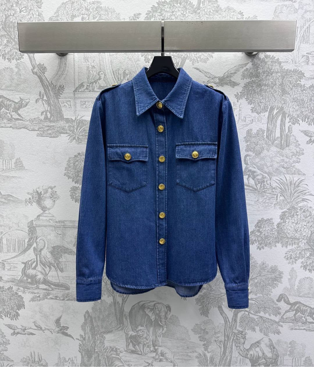 NO:325062,Valentin*2025 new product is on the shelves of retro denim shirts, custom YB imported twill cotton denim material, enzyme wash, presenting retro denim blue, symmetrical pockets on the chest are decorated with round buckles on the seal, highlighting the brand tone, matching the details of the shoulder buckles to add layering, texture is more elegant and simple, surface accessories, regular shirt jacket tailoring, can be matched with the same series of bottom items, simple and durable details echo up and down, presenting a casual and free style of dressing, fashionable and fashionable, and can also be purchased separately. Series development High-end version, valentino, jackets & coats, alexander wang19860909Valentin*2025新品上架复古牛仔衬衣定制YB进口斜纹全棉牛仔材质 酵素水洗 呈现复古牛仔蓝 胸前对称口袋处饰以印章圆扣点缀装饰 彰显品牌调性 配合肩膀带扣细节呼应 增添造型层次感 质感更为优雅简约 面辅料开发 常规衬衣外套剪裁 可搭配同系列下装单品 简约耐看的细节上下呼应 呈现随性自由的穿搭风格 成套穿搭时髦洋气 也可分开购入搭配 系列开发 高版本,,valentino,jackets & coats,alexander wang,Women's clothing