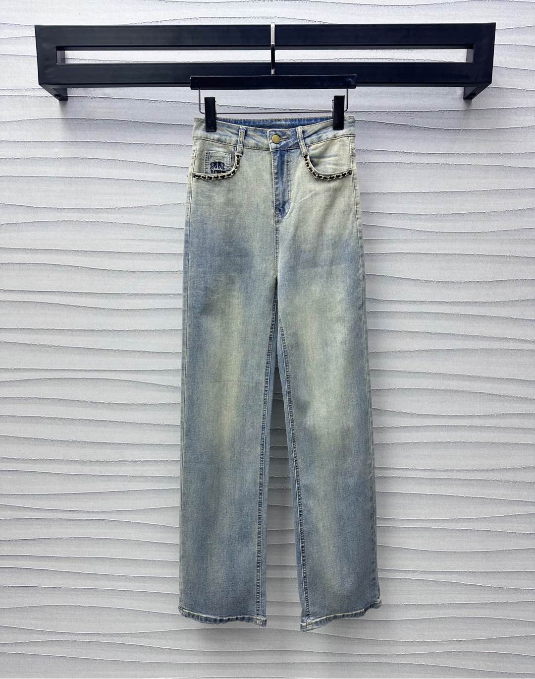 NO:325037,Loew*2025 new product launch chain logo denim trousers customized YB imported twill cotton denim material Multi-washed presents a retro color rub effect Soft and elastic comfortable High-waist buckle design Pocket decoration is hand-wrapped with chain to add layering of styling The iconic embroidery logo embellishment of the rear hip single-side pocket highlights the brand tone Exquisite charm of the outfit Developed surface accessories High-waist straight trousers tailoring upper body tone Lazy and relaxed versatile and fashionable High-version, loewe, alexander wang19860909Loew*2025新品上架链条徽标牛仔长裤定制YB进口斜纹棉牛仔材质 多重水洗 呈现复古擦色效果 柔软弹力舒适 高腰系扣版型设计 口袋饰以链条手工包边处理 增添造型层次感 后臀单侧口袋标志性刺绣徽标点缀 彰显品牌调性 穿搭精致魅力 面辅料开发 高腰直筒长裤剪裁 上身修饰腿型 慵懒松弛 百搭又时髦 高版本,,loewe,alexander wang,Women's clothing