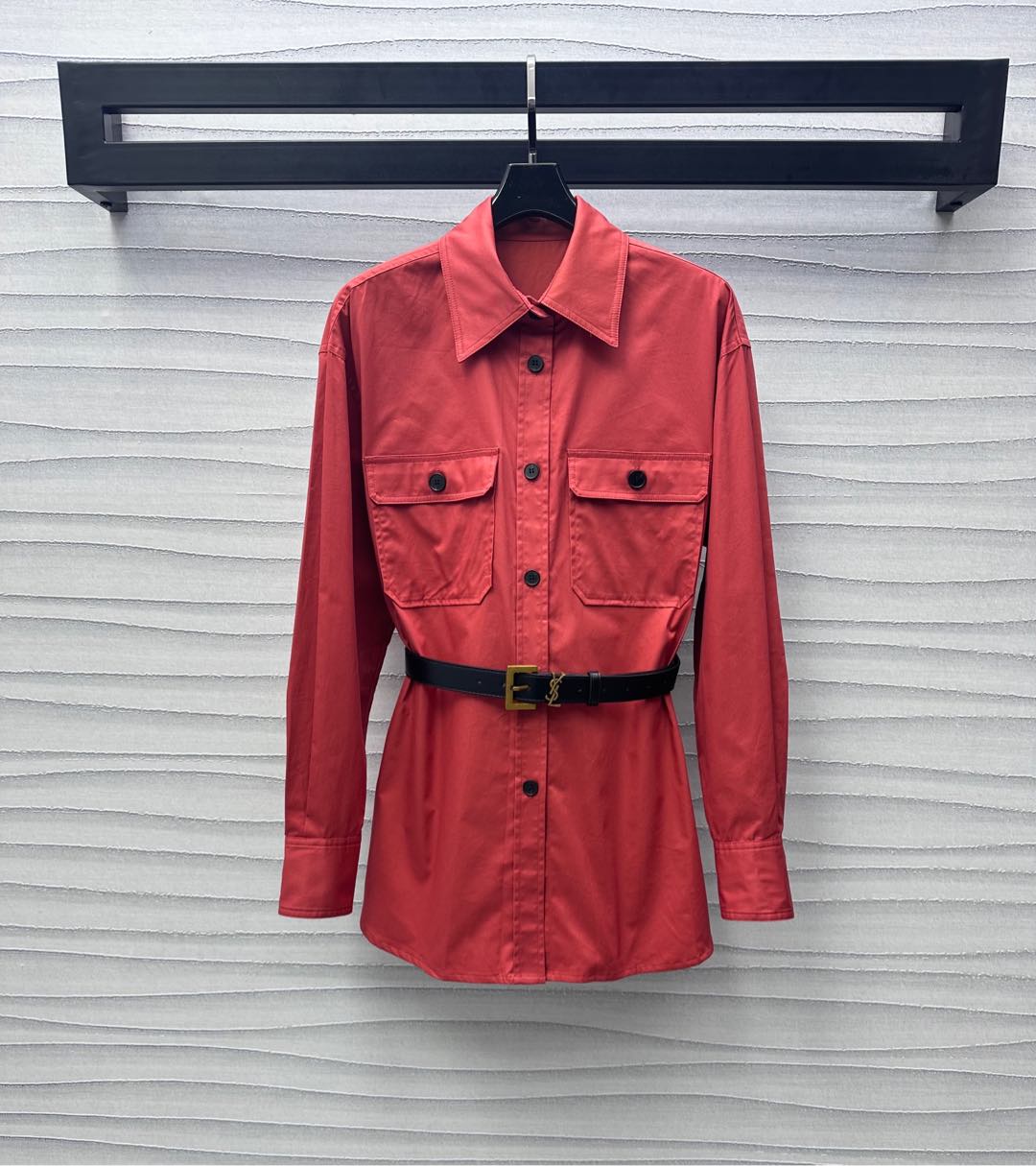 NO:325041,Ysl / Saint Laurent*2025 new product is available for belt long shirt customization YB imported twill cotton material, crisp, comfortable and stylish, single-row button plaid style design, echoing symmetrical flip pocket decoration, adding layered look, iconic letter leather belt adjustment, loose and comfortable to switch, easy to divide the upper and lower length and good proportions, extremely high tolerance for the figure, surface auxiliary materials development, lapel long-sleeved shirt tailoring, high-end and exquisite outfit, meet various needs for commuting and dating, high-end version, saint laurent, saint laurent, shirts, alexander wang19860909Ysl / Saint Laurent*2025新品上架腰带长款衬衣定制YB进口斜纹棉材质 挺括舒适有型 单排纽扣开襟版型设计 呼应对称翻盖口袋装饰 增添造型层次感 标志性字母皮革腰带调节处理 宽松舒适随意切换轻松划分上短下长好比例 对身材包容度极高 面辅料开发 翻领长袖衬衫剪裁 穿搭高级精致 满足通勤约会多种需求  高版本,,saint laurent,saint laurent,shirts,alexander wang,Women's clothing