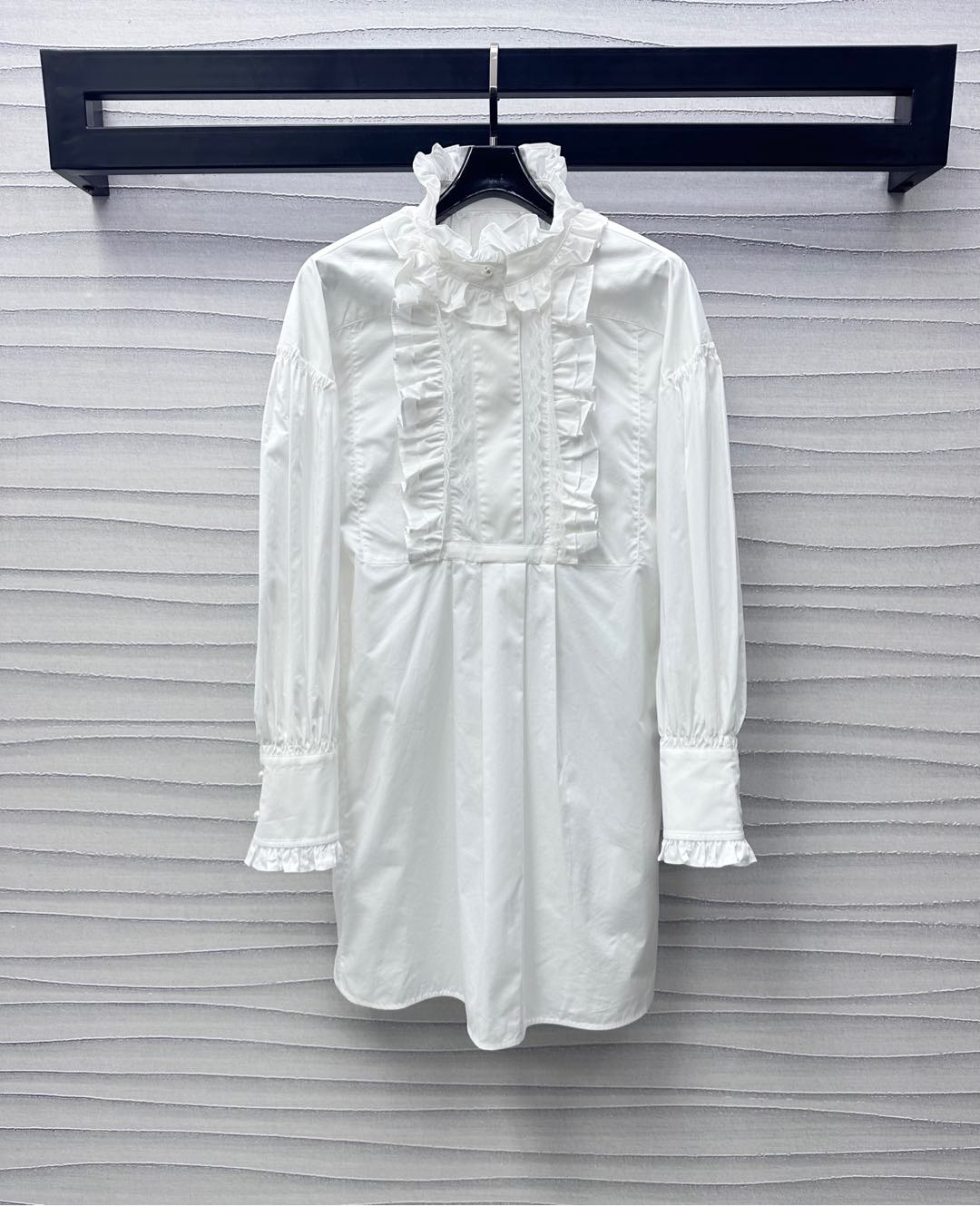 NO:325510,Valentin*2025 new product is available for lace shirt dress custom YB imported twill cotton material, crisp, comfortable and stylish, decorated with exquisite stacked lace turtleneck design, extending to the front mat to add layering, collide with the neat cut of the body, pearl round button adjustment details, highlighting the brand tone, cuff lace round button echoes the upper and lower surface accessories development, long-sleeved shirt dress tailoring, silhouette style to modify the figure, easy to adapt to other items, daily commuting and date outfits, high-end, valentino, skirts, shirts, alexander wang19860909Valentin*2025新品上架花边衬衫连衣裙定制YB进口斜纹全棉材质 挺括舒适有型 饰以精致堆叠花边高领设计 延伸至前襟胸前 增添造型层次感 与大身利落剪裁形成碰撞 珍珠圆扣调节细节 彰显品牌调性 袖口花边圆扣上下呼应 面辅料开发 长袖衬衫连衣裙剪裁 廓形版型修饰身材 轻松适配其他单品 日常通勤约会穿搭高级精致 高版本,,valentino,skirts,shirts,alexander wang,Women's clothing