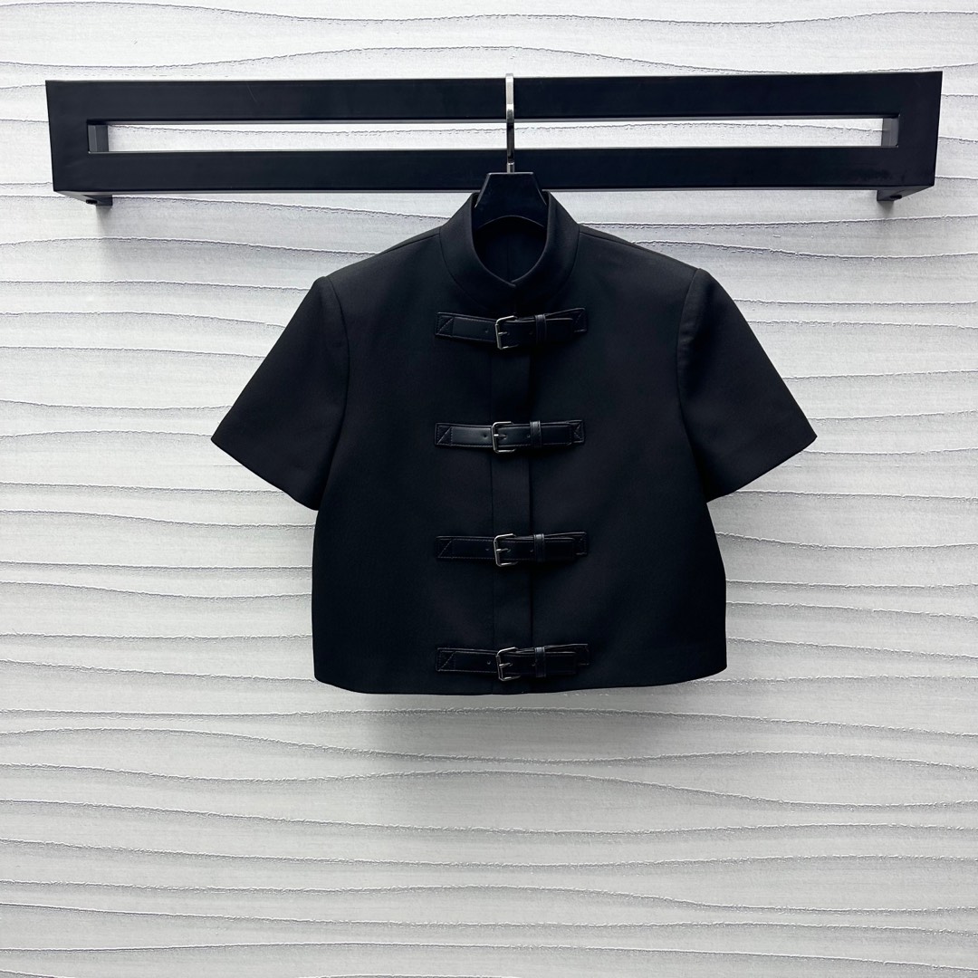 NO:325047,Dio*2025 new product stand-alone collar short-sleeved suit jacket customized YB imported cotton material, texture is shiny and comfortable, cut is smooth and smooth, stand-alone collar short-sleeved style design, add layered look, top body is cool and handsome, front closure arrangement leather buckle short strap adjustment design, highlight the brand tone, simple and atmospheric style, surface auxiliary material development, short-sleeved slim suit cut, show high-quality temperament, high-version, dior, jackets & coats, T-shirt, business suit, alexander wang19860909Dio*2025新品上架立领短袖西装外套定制YB进口人棉材质 质感光泽舒适 裁剪垂顺流畅 立领短袖版型设计 增添造型层次感 上身飒爽帅气 前襟排列皮扣短带调节设计 彰显品牌调性 风格简约大气 面辅料开发 短袖修身西装剪裁 展现高知气质风姿  高版本,,dior,jackets & coats,T-shirt,business suit,alexander wang,Women's clothing