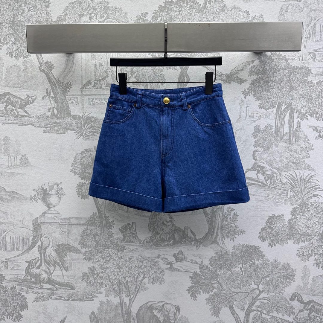 NO:325056,Valentin*2025 new product launches on the shelves of retro high-waist denim shorts custom YB imported twill cotton denim material Enzyme wash presents retro denim blue High-waist buckle symmetrical pocket style design Adds styling layering The back hip embellishes the flip pocket and the iconic leather label decoration to highlight the brand tone The folding details of the trouser legs are processed easily to create a good proportion Face and auxiliary materials development High-waist wide-leg shorts cut can be matched with the same series of top items Simple and durable details echo up and down Present a casual and free style of dressing. Complete sets are fashionable and fashionable. You can also buy and match separately Series development High-version, valentino, shorts, alexander wang19860909Valentin*2025新品上架复古高腰牛仔短裤定制YB进口斜纹全棉牛仔材质 酵素水洗 呈现复古牛仔蓝 高腰系扣对称口袋版型设计 增添造型层次感 后臀点缀翻盖口袋和标志性皮标装饰 彰显品牌调性 裤脚翻折细节轮廓线处理 轻松穿出好比例 面辅料开发 高腰阔腿短裤剪裁 可搭配同系列上装单品 简约耐看的细节上下呼应 呈现随性自由的穿搭风格 成套穿搭时髦洋气 也可分开购入搭配 系列开发 高版本,,valentino,shorts,alexander wang,Women's clothing