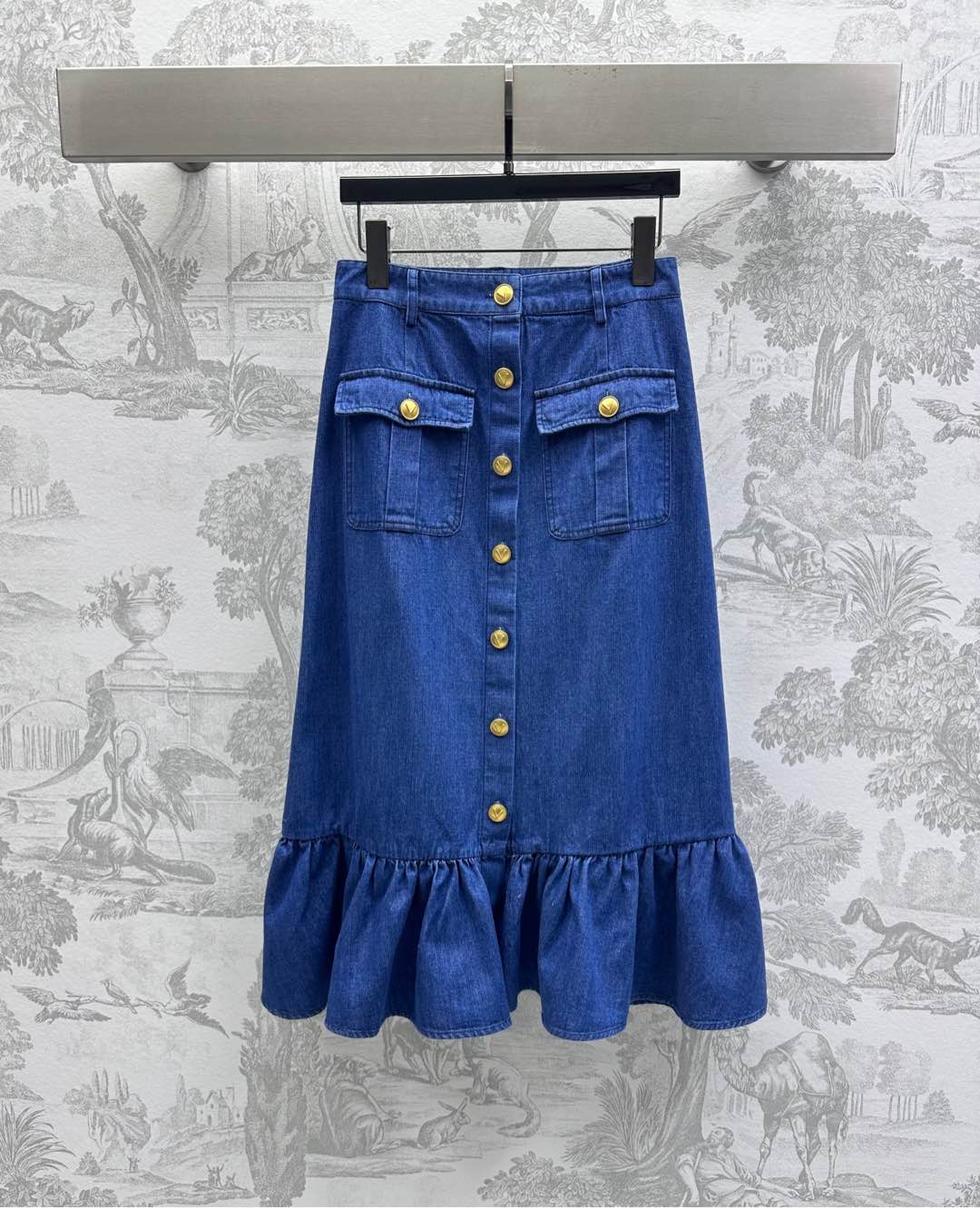 NO:325042,Valentin*2025 new product is available for the shelves of retro denim fishtail skirts, custom YB imported twill cotton denim material, enzyme wash, presenting retro denim blue, high-waist buckle symmetrical pocket style design, adding layered look, flip pockets at the front hip and iconic leather label decoration between the back waist, highlighting the brand tone, golden printed plaid buckle slits are adjustable at will, and the lace of the skirt hem is like a fish tail, rich visual effects, easy to wear, good proportions, surface auxiliary materials development, high-waist fishtail skirt tail cut, can be matched with the same series top items, simple and durable details echo up and down, presenting a casual and free style of dressing, fashionable and fashionable, and can also be purchased separately. Series development High-version, valentino, skirts, alexander wang19860909Valentin*2025新品上架复古牛仔鱼尾裙定制YB进口斜纹全棉牛仔材质 酵素水洗 呈现复古牛仔蓝 高腰系扣对称口袋版型设计 增添造型层次感 前胯处翻盖口袋和后腰间标志性皮标装饰 彰显品牌调性 金色印刻襟扣开衩随意调节配合裙摆褶皱花边宛如鱼尾 丰富视觉效果 轻松穿出好比例 面辅料开发 高腰鱼尾半身裙剪裁 可搭配同系列上装单品 简约耐看的细节上下呼应 呈现随性自由的穿搭风格 成套穿搭时髦洋气 也可分开购入搭配 系列开发 高版本,,valentino,skirts,alexander wang,Women's clothing