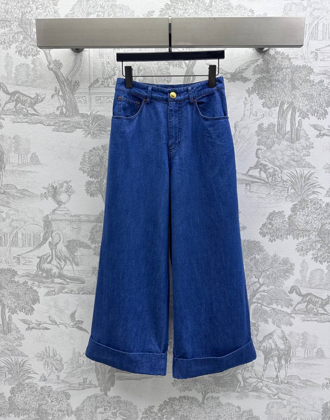 NO:325065,Valentin*2025 new product is available on the shelves of retro high-waist denim wide-leg pants customized YB imported twill cotton denim material Enzyme wash presents retro denim blue High-waist buckle symmetrical pocket style design Add layering of styling, back hip embellishment flip pockets and iconic leather label decoration to highlight the brand tone Folding details and contours of trousers easily wear out good proportions Face and auxiliary materials development High-waist wide-leg trousers cut can be matched with top items in the same series Simple and durable details echo up and down Present a casual and free style of dressing. Complete sets of dressing are fashionable and fashionable. You can also buy and match separately Series development High-version, Valentino, alexander wang19860909Valentin*2025新品上架复古高腰牛仔阔腿裤定制YB进口斜纹全棉牛仔材质 酵素水洗 呈现复古牛仔蓝 高腰系扣对称口袋版型设计 增添造型层次感 后臀点缀翻盖口袋和标志性皮标装饰 彰显品牌调性 裤脚翻折细节轮廓线处理 轻松穿出好比例 面辅料开发 高腰阔腿长裤剪裁 可搭配同系列上装单品 简约耐看的细节上下呼应 呈现随性自由的穿搭风格 成套穿搭时髦洋气 也可分开购入搭配 系列开发 高版本,,valentino,alexander wang,Women's clothing