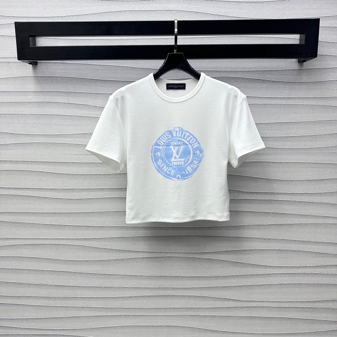 NO:325514,Louis Vuitto*2025 new product is available for short printed and customized YB imported cotton material, breathable and comfortable, the chest is decorated with round seals and printed patterns and letters and logos, highlighting the brand tone, short style makes it slim and inclusive, and adds a sense of styling. The surface auxiliary material development. Round neck short T-shirt tailoring creates a personal style. The inner wear is brilliant and fashionable. High version 2 colors,,louis vuitton,tees, t-shirt,alexander wang19860909Louis Vuitto*2025新品上架印花短款定制YB进口全棉材质 透气舒适 胸前饰以圆形印章印花图案字母徽标点缀 彰显品牌调性 短款版型显瘦包容 增添造型层次感 面辅料开发 圆领短款T恤剪裁 打造个性风格 单穿内搭都出彩时髦 高版本2色,,louis vuitton,tees，t-shirt,alexander wang,Women's clothing