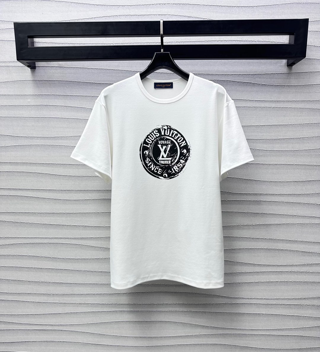 NO:325516,Louis Vuitto*2025 new product is available for printing round neck short sleeve custom YB imported cotton material breathable and comfortable The chest is decorated with round seal prints and letters logo embellished to highlight the brand tone. Regular style makes it slim and inclusive, and adds a sense of styling. The surface auxiliary material development. Round neck short sleeve T-shirt tailoring creates a personalized style. The inner wear is brilliant and fashionable. High-version L,,louis vuitton, T-shirt,tees, t-shirt,alexander wang19860909Louis Vuitto*2025新品上架印花圆领短袖定制YB进口全棉材质 透气舒适 胸前饰以圆形印章印花图案字母徽标点缀 彰显品牌调性 常规版型显瘦包容 增添造型层次感 面辅料开发 圆领短袖T恤剪裁 打造个性风格 单穿内搭都出彩时髦  高版本L,,louis vuitton,T-shirt,tees，t-shirt,alexander wang,Women's clothing