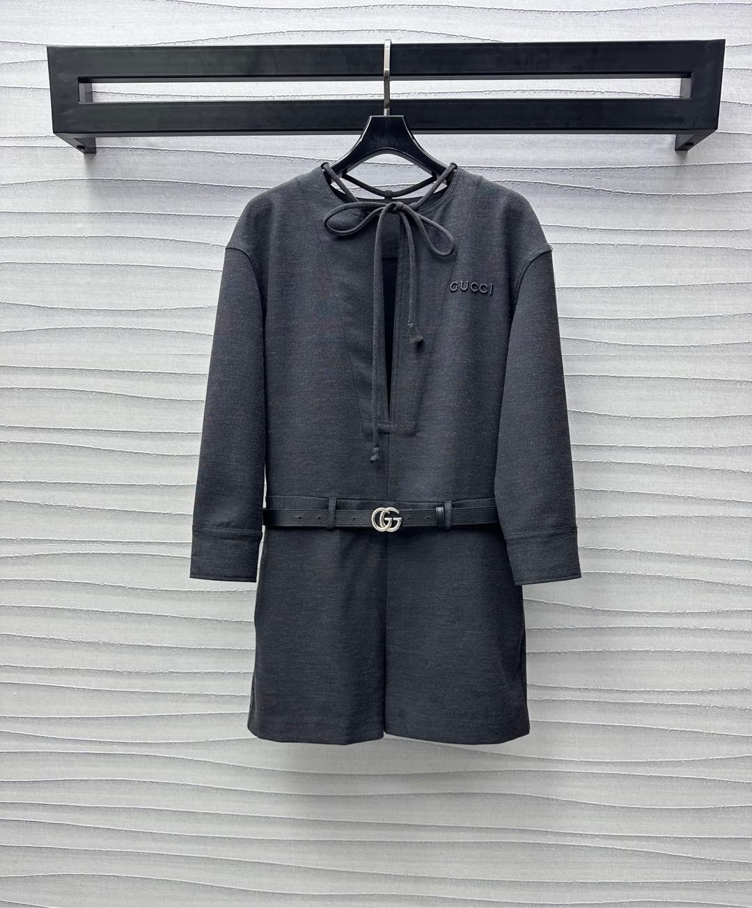 NO:326028,Gucc*2025 new product launches belt hollow jumpsuit custom YB imported cotton material, texture elastic and shiny, quality restoration, long-sleeved style, long-sleeved style, half-laced neckline adjustment design, add layered style, chest embellished with iconic three-dimensional letter logo, highlighting the brand tone, showing fashionable style, waist leather belt waist decoration, outline perfect waist and fashionable feeling, and the surface auxiliary material development, long-sleeved jumpsuit cut, loose and inclusive outfit, not picking on the figure, showing a fashionable and cool sporty style, vitality and youthfulness, high-version, gucci, shorts, alexander wang19860909Gucc*2025新品上架腰带镂空连体裤定制YB进口人棉材质 质感弹力光泽 品相还原 落肩长袖版型 配合领口半襟镂空系带调节设计 增添造型层次感 胸前饰以标志性立体字母徽标点缀 彰显品牌调性 尽显时髦风范 腰间皮革腰带收腰装饰 勾勒完美腰身同时时尚感加分 面辅料开发 长袖连体短裤剪裁 穿搭松弛包容 不挑身材 展现潮酷运动风 活力减龄青春  高版本,,gucci,shorts,alexander wang,Women's clothing