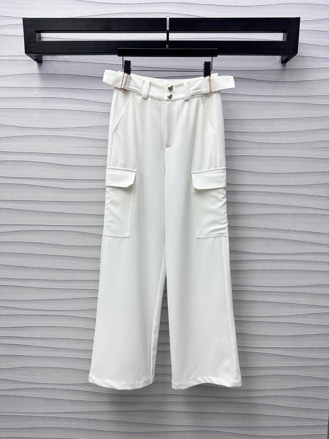 NO:325525,Louis Vuitto*2025 new product is available for workwear pocket straight trousers customized YB imported acetic acid material, comfortable and easy to wear, crisp and stylish, waist decoration is used to adjust the buckle shape, add to the sense of workwear, multiple symmetrical pocket embellishment, details echo casual and fashionable style, high waist lettering snap design, highlight the brand tone, surface auxiliary material development, straight trousers style tailoring, daily casual outfit first item, casual matching, fashionable and brilliant, high version 2 colors,,louis vuitton,alexander wang19860909Louis Vuitto*2025新品上架工装口袋直筒长裤定制YB进口醋酸材质 舒适好穿 挺括有型 腰间饰以调节扣带造型 增添工装层次感 多处对称口袋点缀装饰 细节呼应休闲时尚风格 高腰刻字按扣设计 彰显品牌调性 面辅料开发 直筒长裤版型剪裁 日常休闲穿搭首选单品 随意搭配时髦出彩 高版本2色,,louis vuitton,alexander wang,Women's clothing