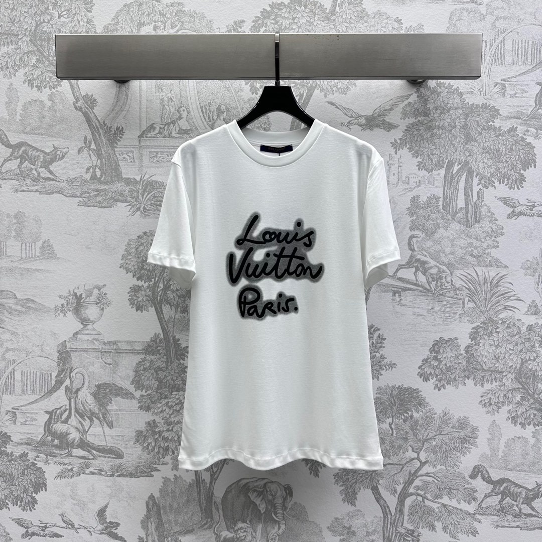 NO:325528,Louis Vuitto*2025 new product is available on the shelves of round neck printed short sleeves custom YB imported cotton, breathable and comfortable, made of gram-weight pure cotton, draped texture, presenting a slimming visual effect, chest edge restores colors with printing technology, iconic floral letter logo pattern decoration, highlights the brand tone, surface auxiliary material development, regular round neck short sleeve T-shirt style tailoring, creates a personal style, single wear inner wear is brilliant and fashionable, high version 2 colors,,louis vuitton, T-shirt,tees, t-shirt,alexander wang19860909Louis Vuitto*2025新品上架圆领印花短袖定制YB进口全棉材质 透气舒适 采用克重纯棉制成 垂坠质感十足 呈现显瘦视觉效果 胸前沿用印花工艺还原色彩 标志性花体字母徽标图案装饰 彰显品牌调性 面辅料开发 常规圆领短袖T恤版型剪裁 打造个性风格 单穿内搭都出彩时髦 高版本2色,,louis vuitton,T-shirt,tees，t-shirt,alexander wang,Women's clothing