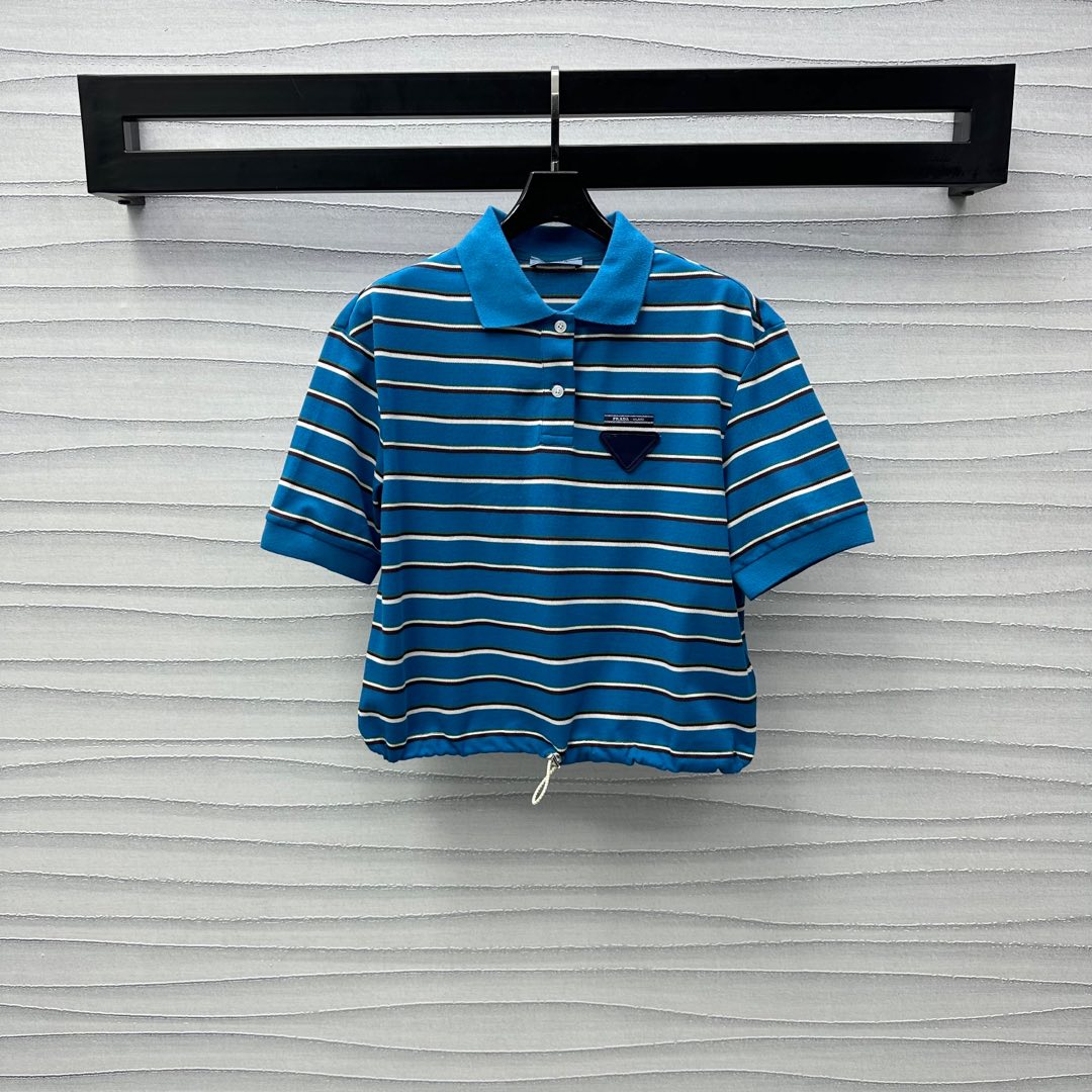 NO:325521,Prad*2025 new product lapel striped short-sleeved tops are customized with YB imported native red cotton material, delicate texture is breathable and comfortable, multi-color stripes are interwoven and interwoven rich color details, matched with elastic thread contrasting design of neckline cuffs, hem drawstring adjustment to add styling layering, chest embellished with letters and triangle logos, highlighting the brand tone, surface auxiliary materials development, lapel short-sleeved top style cut, can be matched with skirts in the same series, details logo echoes up and down, adapt to age-reducing fashionable retro style, high version 2 colors,,prada, skirts, T-shirt, alexander wang19860909Prad*2025新品上架翻领条纹短袖上衣定制YB进口原生朱地全棉材质 细腻肌理透气舒适 通体多色条纹穿插交织丰富色彩细节 搭配领口袖口弹性螺纹撞色设计 下摆抽绳调节 增添造型层次感 胸前饰以字母和三角徽标点缀装饰 彰显品牌调性 面辅料开发 翻领短袖上衣版型剪裁 可搭配同系列半裙 细节徽标上下呼应 适配减龄时髦复古穿搭风格 高版本2色,,prada,skirts,T-shirt,alexander wang,Women's clothing