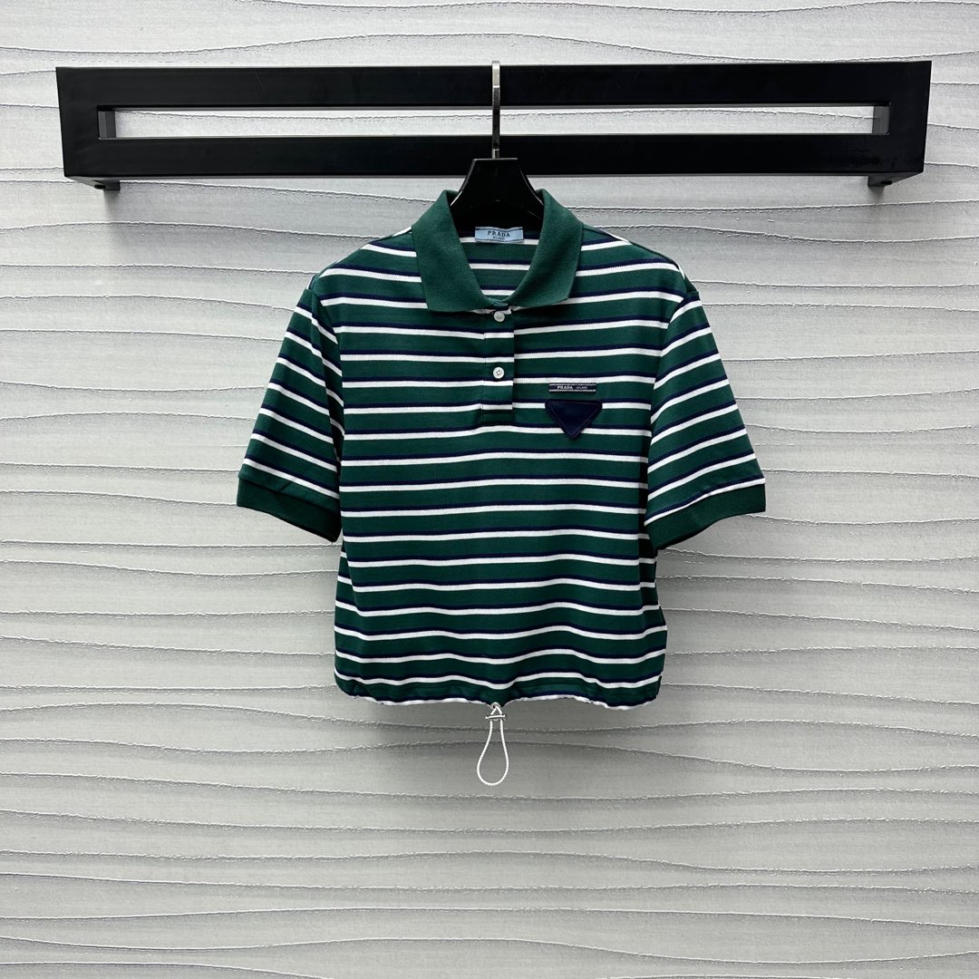 NO:325520,Prad*2025 new product lapel striped short-sleeved tops are customized with YB imported native red cotton material, delicate texture is breathable and comfortable, multi-color stripes are interwoven and interwoven rich color details, matched with elastic thread contrasting design of neckline cuffs, hem drawstring adjustment to add styling layering, chest embellished with letters and triangle logos, highlighting the brand tone, surface auxiliary materials development, lapel short-sleeved top style cut, can be matched with skirts in the same series, details logo echoes up and down, adapt to age-reducing fashionable retro style, high version 2 colors,,prada, skirts, T-shirt, alexander wang19860909Prad*2025新品上架翻领条纹短袖上衣定制YB进口原生朱地全棉材质 细腻肌理透气舒适 通体多色条纹穿插交织丰富色彩细节 搭配领口袖口弹性螺纹撞色设计 下摆抽绳调节 增添造型层次感 胸前饰以字母和三角徽标点缀装饰 彰显品牌调性 面辅料开发 翻领短袖上衣版型剪裁 可搭配同系列半裙 细节徽标上下呼应 适配减龄时髦复古穿搭风格 高版本2色,,prada,skirts,T-shirt,alexander wang,Women's clothing
