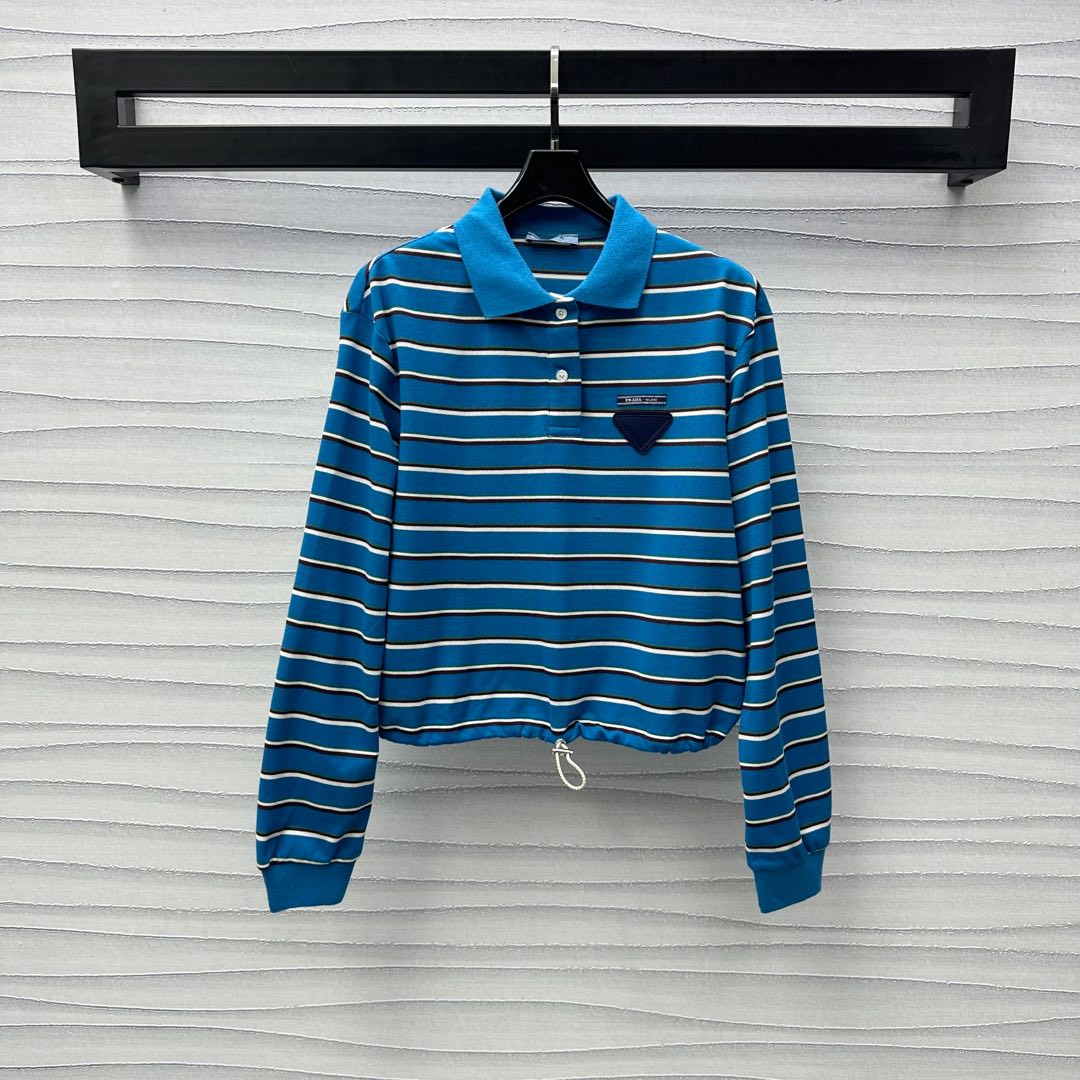 NO:325518,Prad*2025 new product lapel striped long-sleeved tops are customized with YB imported native red cotton material, delicate texture, breathable and comfortable, multi-color stripes interwoven and rich color details, matched with elastic thread contrasting design of neckline cuffs, hem drawstring adjustment to add styling layering, chest embellished with letters and triangle logos, highlighting brand tone, surface auxiliary materials development, lapel long-sleeved top style cut, can be matched with skirts in the same series, details logo echoes up and down, adapt to age-reducing fashionable retro style, high version 2 colors,,prada, skirts,alexander wang19860909Prad*2025新品上架翻领条纹长袖上衣定制YB进口原生朱地全棉材质 细腻肌理透气舒适 通体多色条纹穿插交织丰富色彩细节 搭配领口袖口弹性螺纹撞色设计 下摆抽绳调节 增添造型层次感 胸前饰以字母和三角徽标点缀装饰 彰显品牌调性 面辅料开发 翻领长袖上衣版型剪裁 可搭配同系列半裙 细节徽标上下呼应 适配减龄时髦复古穿搭风格 高版本2色,,prada,skirts,alexander wang,Women's clothing