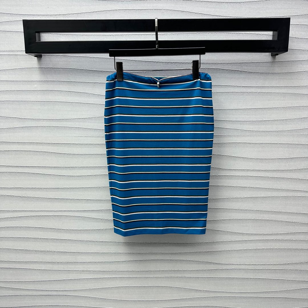 NO:325524,Prad*2025 new product is on the shelves of striped drawstring skirts customized with YB imported native red cotton material, delicate texture is breathable and comfortable, multi-color stripes interwoven and rich color details, matched with waist drawstring to adjust the design skirt hem slit to add layering, the back waist is decorated with letters and triangle logos to highlight the brand tone, surface auxiliary materials development, straight skirt style tailoring, can be matched with tops in the same series, details logo echoes up and down, adapted to age-reducing fashionable retro style, high version 2 colors,,prada, skirts,alexander wang19860909Prad*2025新品上架条纹抽绳半身裙定制YB进口原生朱地全棉材质 细腻肌理透气舒适 通体多色条纹穿插交织丰富色彩细节 搭配腰间抽绳调节设计裙摆开衩处理 增添造型层次感 后腰饰以字母和三角徽标点缀装饰 彰显品牌调性 面辅料开发 直筒半裙版型剪裁 可搭配同系列上衣 细节徽标上下呼应 适配减龄时髦复古穿搭风格 高版本2色,,prada,skirts,alexander wang,Women's clothing