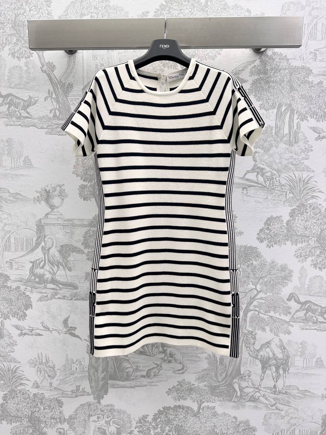 NO:317943,Dio*2025 new product is on the shelves of striped knitted dresses, custom YB imported wool knitted material, comfortable and soft, overall black and white stripes intertwined, adding layered texture, iconic letter logos are decorated on both sides of the rotator sleeve waist, highlighting the brand tone, straight-tube style modifies the human body curve, more inclusive and slimming, rear collar hollow details design, rich visual effects, surface auxiliary materials development, round neck short-sleeved dress tailoring, four-season outfit adaptation, high-end version,,dior, skirts, T-shirt, alexander wang19860909Dio*2025新品上架条纹针织连衣裙定制YB进口羊毛针织材质 舒适软糯 整体黑白条纹交织 增添造型层次感 标志性字母徽标装饰于肩袖腰身两侧 彰显品牌调性 直筒版型修饰人体曲线 更显包容显瘦 后领镂空细节设计 丰富视觉效果 面辅料开发 圆领短袖连衣裙剪裁 四季穿搭适配  高版本,,dior,skirts,T-shirt,alexander wang,Women's clothing