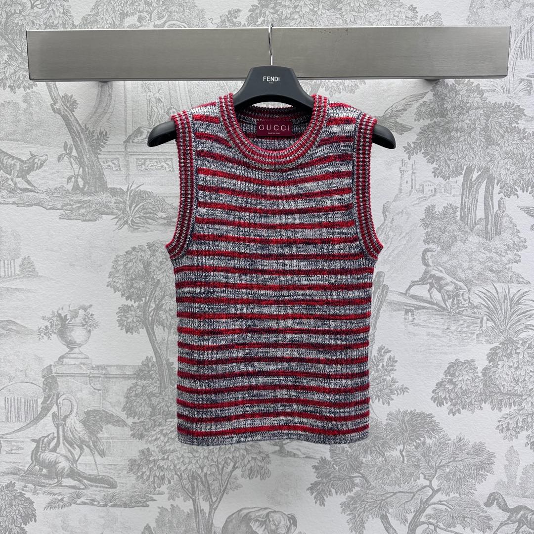 NO:317941,Gucc*2025 new product is on the shelves of striped knitted vest custom YB imported wool knitted material, soft and skin-friendly and comfortable. The whole body is decorated with floral gray base, matched with dark red stripes, highlighting the brand tone, full of literary texture, the round neck neckline is appropriately exposed to the skin, beautify the head and shoulders proportions to make it look slimmer, and the edging details adds a sense of styling. The slim fit style highlights the figure, playful, age-reducing, round neck vest style cut, easy to control daily commuting and dates, high-end version, gucci, alexander wang19860909Gucc*2025新品上架条纹针织背心定制YB进口羊毛针织材质 柔软亲肤舒适 通体饰以花灰色打底 搭配暗红色条纹交织 彰显品牌调性 文艺质感十足 圆领领口恰当露肤 美化头肩比例更显瘦 配合包边细节处理 增添造型层次感 修身版型突显身材 俏皮减龄显白 圆领背心版型剪裁 日常通勤约会轻松驾驭 高版本,,gucci,alexander wang,Women's clothing