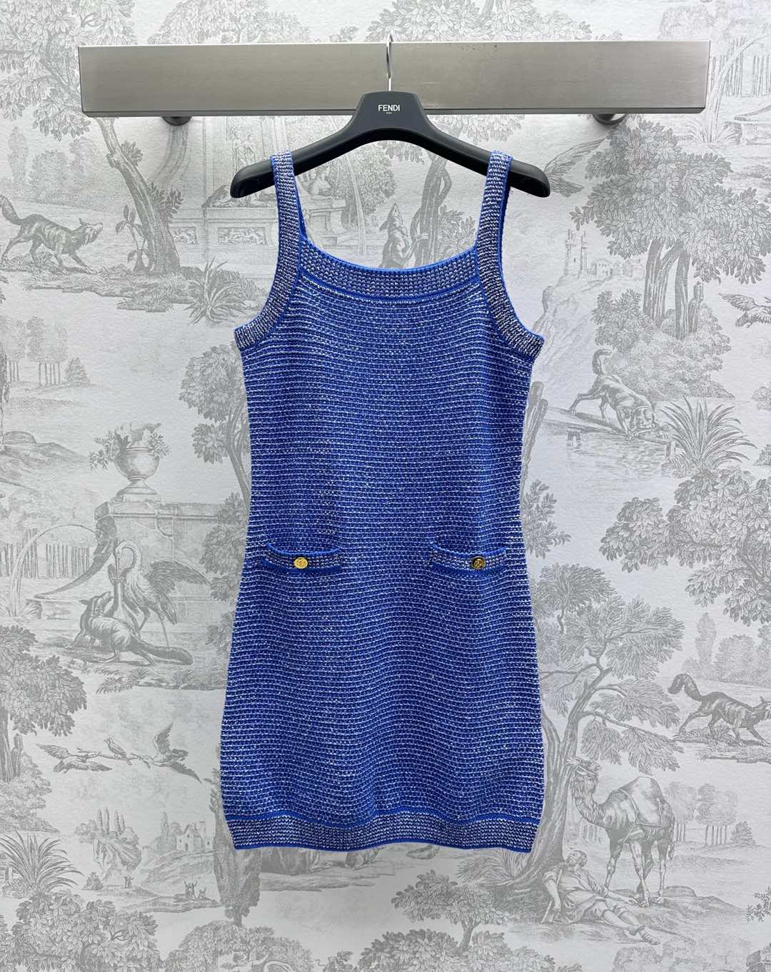 NO:317937,Gucc*2025 new product is on the shelves of pocket knitted vest skirts, customized YB imported wool knitted material, comfortable and soft, neckline cuff threaded edges echo the hem, adding layered look, blue and white, fine striped design, combined with symmetrical pocket decoration at waist, printed gold buckle embellishment, highlighting the brand tone, surface auxiliary material development, suspender dress tailoring, upper body age-reducing fashionable, high version, gucci, skirts, alexander wang19860909Gucc*2025新品上架口袋针织背心裙定制YB进口羊毛针织材质 舒适柔软 领口袖口螺纹包边与衣摆相呼应 增添造型层次感 通体蓝白细密条纹设计 配合腰间对称口袋装饰 印刻金扣点缀之上 彰显品牌调性 面辅料开发 吊带连衣裙剪裁 上身减龄时髦 高版本,,gucci,skirts,alexander wang,Women's clothing