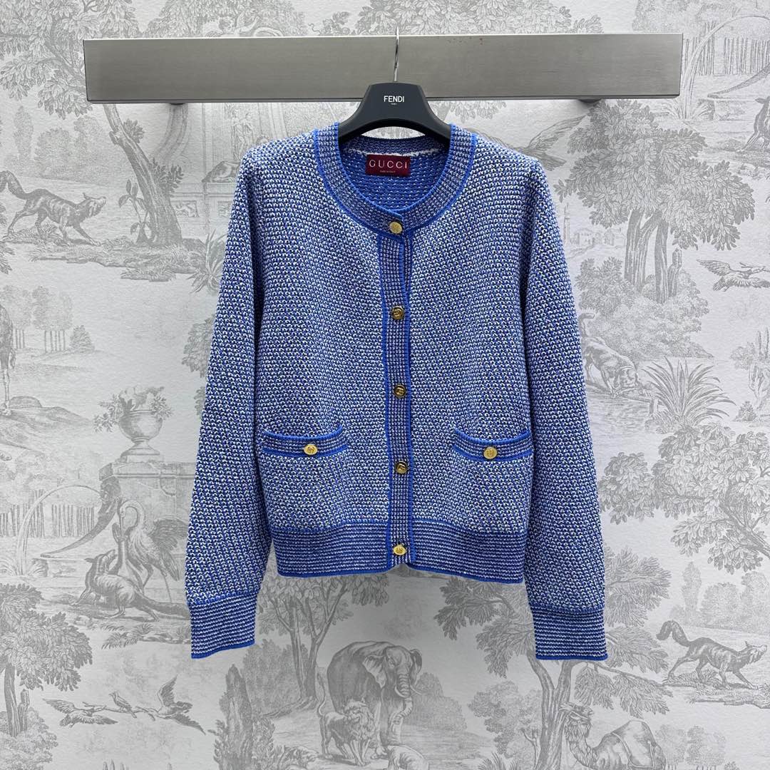NO:317935,Gucc*2025 new product on-the-shelf pocket knit cardigan custom YB imported wool knitted material comfortable and soft neck cuff threaded edges echo the hem of the clothes, adding layered look, blue and white, fine striped design, combined with symmetrical pocket decoration at waist, printed gold buckle embellishment, highlighting the brand tone, surface auxiliary material development, round neck cardigan tailoring, upper body age-reducing fashionable, high version, gucci, alexander wang19860909Gucc*2025新品上架口袋针织开衫定制YB进口羊毛针织材质 舒适柔软 领口袖口螺纹包边与衣摆相呼应 增添造型层次感 通体蓝白细密条纹设计 配合腰间对称口袋装饰 印刻金扣点缀之上 彰显品牌调性 面辅料开发 圆领开衫剪裁 上身减龄时髦 高版本,,gucci,alexander wang,Women's clothing