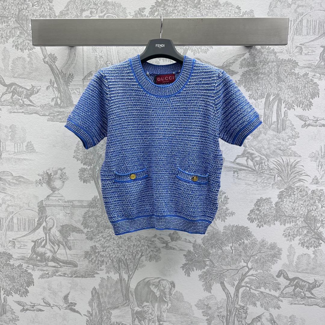 NO:317933,Gucc*2025 new product on-the-shelf round neck knit tops customized with YB imported wool knitted material, comfortable and soft, neckline cuff threaded edges echo the hem, adding layered look, blue and white, fine striped design, combined with symmetrical pocket decoration at waist, printed gold buckle embellishment, highlighting the brand tone, surface auxiliary material development, round neck short-sleeved top cut, upper body age-reducing fashionable, high-version, gucci, T-shirt, alexander wang19860909Gucc*2025新品上架口袋圆领针织上衣定制YB进口羊毛针织材质 舒适柔软 领口袖口螺纹包边与衣摆相呼应 增添造型层次感 通体蓝白细密条纹设计 配合腰间对称口袋装饰 印刻金扣点缀之上 彰显品牌调性 面辅料开发 圆领短袖上衣剪裁 上身减龄时髦 高版本,,gucci,T-shirt,alexander wang,Women's clothing