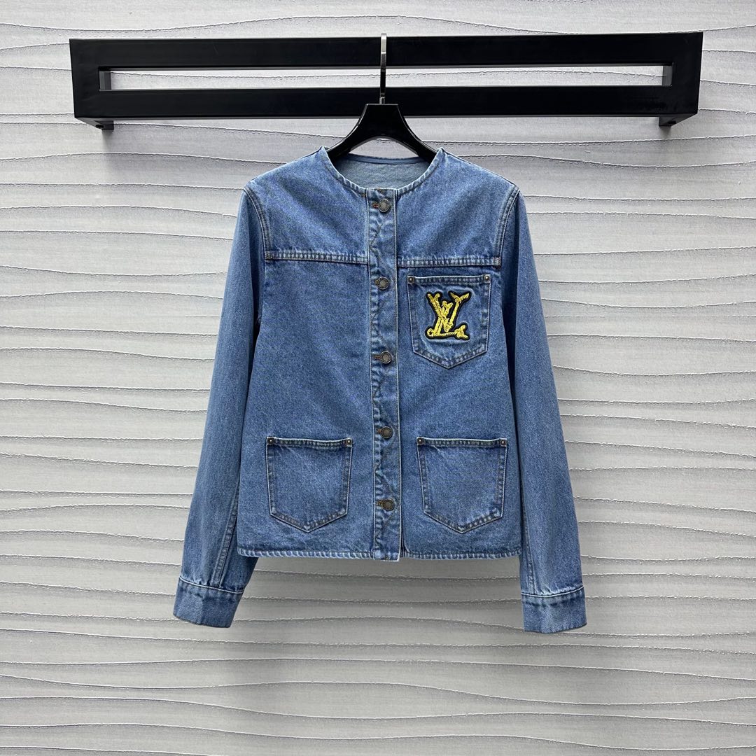 NO:317888,Louis Vuitto*2025 new product launches logo round neck denim jacket custom YB imported twill cotton denim material Multi-enzyme wash soft and comfortable, crisp and stylish Open-clad button adjustment design Combined with symmetrical pocket decoration to add layering of styling and more retro and fashionable. Single-side pocket decoration on the chest embroidery logo embellishes the brand tone. Face accessories development Round-neck jacket tailoring can be matched with trousers in the same series. The upper body is brilliant and fashionable. Series development High-version,,louis vuitton,jackets & coats,jackets & coats,alexander wang19860909Louis Vuitto*2025新品上架徽标圆领牛仔外套定制YB进口斜纹棉牛仔材质 多重酵素水洗柔软舒适 挺括有型 开襟纽扣调节设计 配合对称口袋装饰 增添造型层次感 更显复古时尚 胸前单侧口袋装饰刺绣徽标点缀之上 彰显品牌调性 面辅料开发 圆领夹克外套剪裁 可搭配同系列长裤 上身出彩时髦 系列开发 高版本,,louis vuitton,jackets & coats,jackets & coats,alexander wang,Women's clothing
