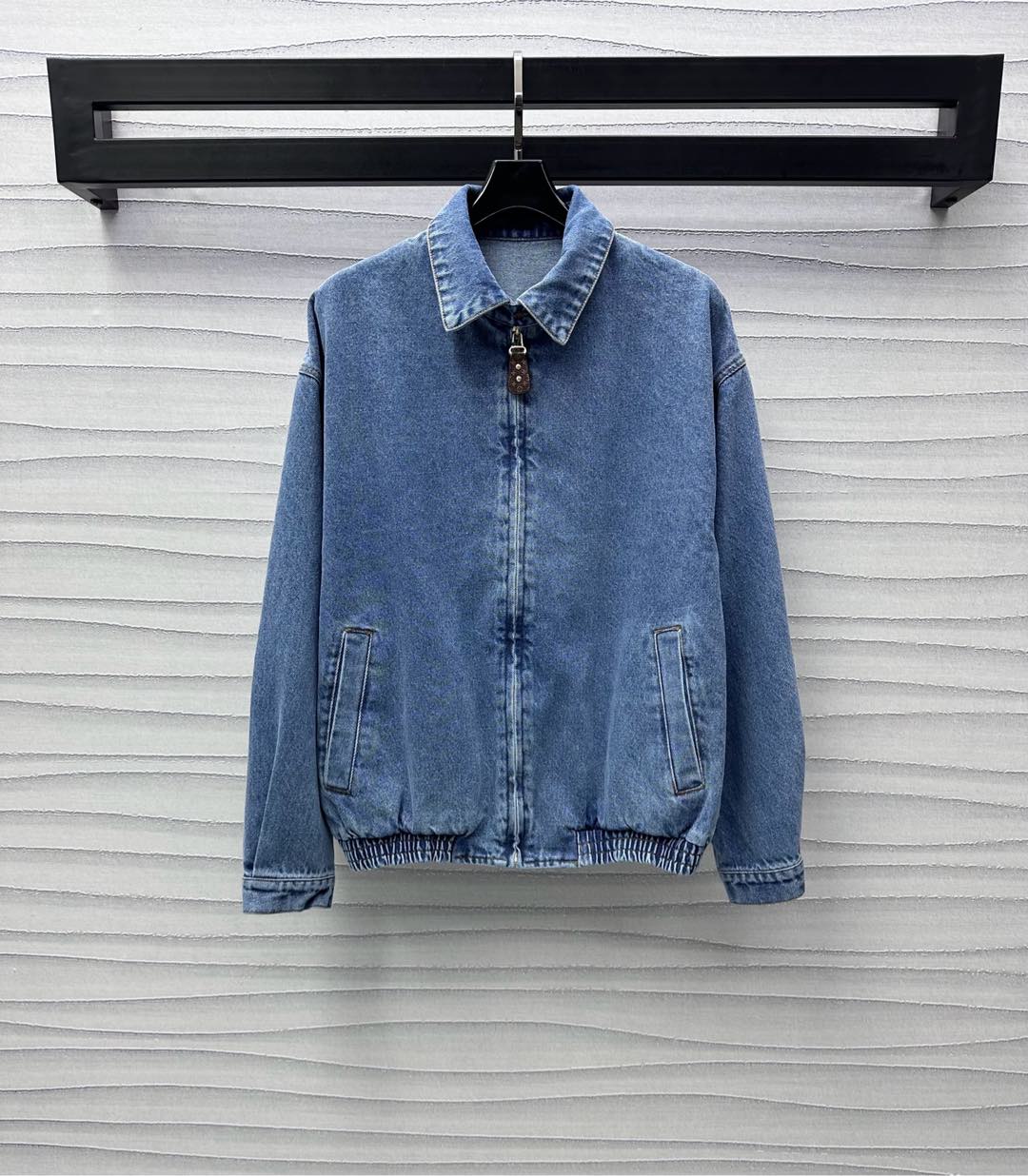 NO:317882,Louis Vuitto*2025 new product launches logo zipper denim jacket custom YB imported twill cotton denim material Multi-enzyme washing soft and comfortable, crisp and stylish Lapel leather logo zipper adjustment design, matching elastic narrowing of clothes, adding layered styling, more retro and fashionable, iconic logo letter embellishment decoration behind, highlighting brand tone, surface auxiliary material development Lapel jacket jacket tailoring can be matched with trousers in the same series, the upper body is brilliant and fashionable, series development High-version, louis vuitton, jackets & coats, jackets & coats, alexander wang19860909Louis Vuitto*2025新品上架徽标拉链牛仔外套定制YB进口斜纹棉牛仔材质 多重酵素水洗柔软舒适 挺括有型 翻领皮标拉链调节设计 配合衣摆弹力收窄处理 增添造型层次感 更显复古时尚 背后磨破标志性徽标字母点缀装饰 彰显品牌调性 面辅料开发 翻领夹克外套剪裁 可搭配同系列长裤 上身出彩时髦 系列开发 高版本,,louis vuitton,jackets & coats,jackets & coats,alexander wang,Women's clothing