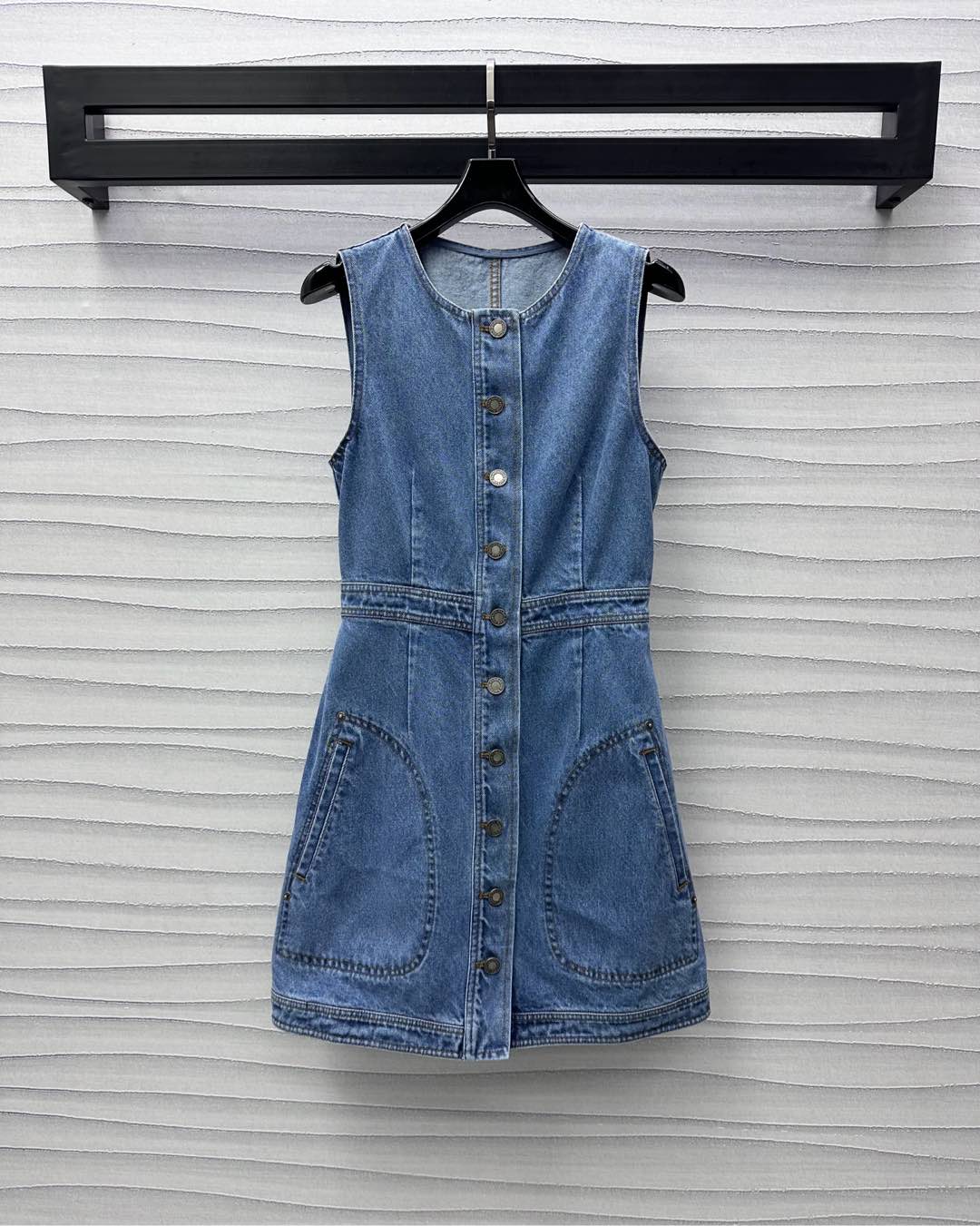 NO:317884,Louis Vuitto*2025 new product launches logo denim vest skirt custom YB imported twill cotton denim material Multi-enzyme washing soft and comfortable, crisp and stylish round neck engraved button adjustment design, matching human body curve cutting, wrap fit more slimming, symmetrical pocket decoration at waist and hips, adding layering of styling, more retro and fashionable, one-sided pocket decoration on the back hip, embroidered logo embellishment, highlighting brand tone, surface auxiliary material development, sleeveless dress tailoring, appropriate skirt length shows good proportions of long legs, rich visual highlights, top body is brilliant and fashionable, series development, high version,,louis vuitton, skirts, alexander wang19860909Louis Vuitto*2025新品上架徽标牛仔背心裙定制YB进口斜纹棉牛仔材质 多重酵素水洗柔软舒适 挺括有型 圆领开襟刻印纽扣调节设计 配合人体曲线裁剪 包裹合身更显瘦 腰胯处对称口袋装饰 增添造型层次感 更显复古时尚 后臀单侧口袋装饰刺绣徽标点缀之上 彰显品牌调性 面辅料开发 无袖连衣裙剪裁 恰当裙长展现长腿好比例 丰富视觉亮点 上身出彩时髦 系列开发 高版本,,louis vuitton,skirts,alexander wang,Women's clothing