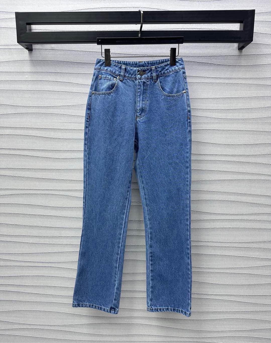 NO:317894,Louis Vuitto*2025 new product launches logo denim trousers customized YB imported twill cotton denim material Multi-enzyme wash soft and comfortable, crisp and stylish High-waist buckle insertion style design Adds layering of the shape, more retro and fashionable, rear hip single-side pocket decorative embroidery logo embellishment, highlights the brand tone, surface auxiliary material development High-waist straight trousers tailored, can be matched with the same series jacket, the upper body is brilliant and fashionable, series development High-version, louis vuitton, jackets & coats,alexander wang19860909Louis Vuitto*2025新品上架徽标牛仔长裤定制YB进口斜纹棉牛仔材质 多重酵素水洗柔软舒适 挺括有型 高腰系扣插兜版型设计 增添造型层次感 更显复古时尚 后臀单侧口袋装饰刺绣徽标点缀之上 彰显品牌调性 面辅料开发 高腰直筒长裤剪裁 可搭配同系列外套 上身出彩时髦 系列开发 高版本,,louis vuitton,jackets & coats,alexander wang,Women's clothing