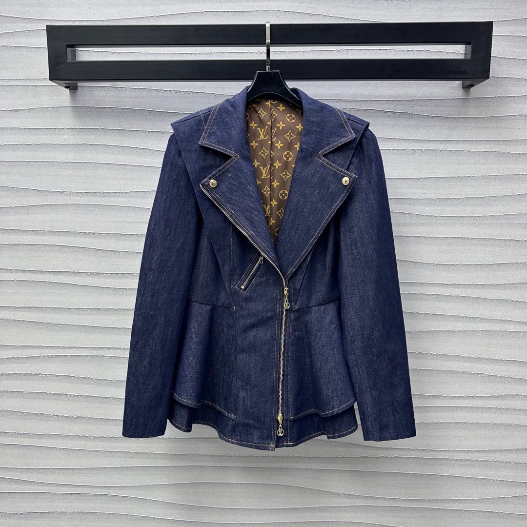 NO:317915,Louis Vuitto*2025 new product is available for ruffled denim jacket custom YB imported twill cotton material. Multiple washes are soft and comfortable. It presents retro denim blue. The overall contour is outlined. Combined with the shoulder gun lapel style, adds layering. The waist outer layer is exquisitely crafted to create a layered ruffle design. Rich visual effects. The front hollow letter logo is two-way zipper adjustment. Echoing the classic presbyop lining, it shows the brand tone. It has a full texture. The surface auxiliary material development. Lapel zipper jacket tailoring can be matched with the same series. The upper body is fashionable and outstanding. Series development. High-end version,,louis vuitton, skirts, jackets & coats,alexander wang19860909Louis Vuitto*2025新品上架荷叶边牛仔外套定制YB进口斜纹全棉材质 多重水洗柔软舒适 呈现复古牛仔蓝色 整体轮廓线勾勒 配合正肩枪驳翻领版型 增添造型层次感 腰身外层精致工艺打造层叠感荷叶边设计 丰富视觉效果 前侧镂空字母徽标双向拉链调节 与经典老花内衬呼应 彰显品牌调性 质感十足 面辅料开发 翻领拉链外套剪裁 可搭配同系列半裙 上身时髦出彩 系列开发 高版本,,louis vuitton,skirts,jackets & coats,alexander wang,Women's clothing