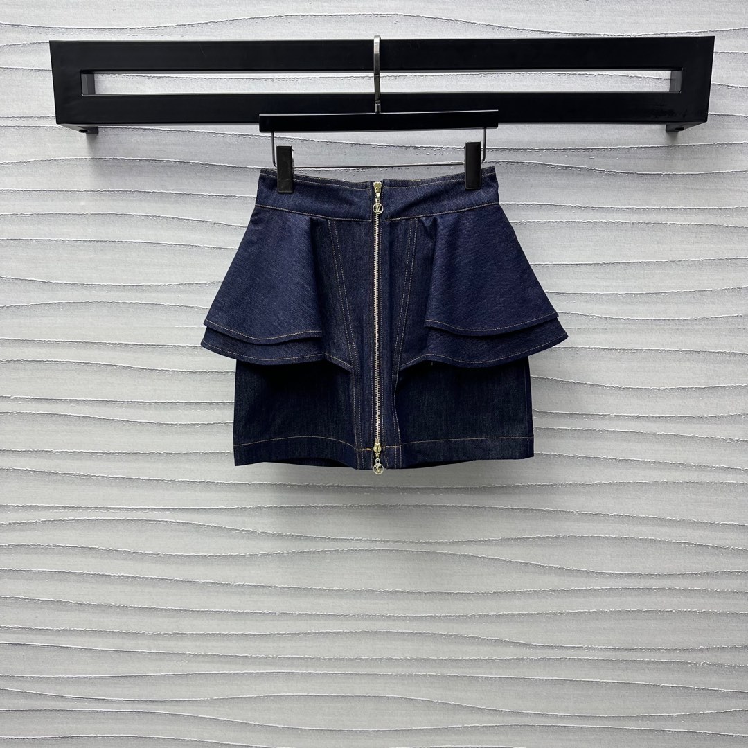 NO:317912,Louis Vuitto*2025 new product is available for ruffled denim skirt custom YB imported twill cotton material, multiple washes are soft and comfortable, presenting retro denim blue, overall straight-tube style, adding layered look, exquisite craftsmanship on the outer layer creates a layered ruffled design, rich visual effect, front hollow letter logo, bidirectional zipper adjustment, echoing the back waist leather mark, highlighting the brand tone, surface auxiliary material development, high waist hip short skirt tailoring, can be matched with the same series jacket, fashionable and outstanding series development, high version,,louis vuitton, skirts, jackets & coats,alexander wang19860909Louis Vuitto*2025新品上架荷叶边牛仔半裙定制YB进口斜纹全棉材质 多重水洗柔软舒适 呈现复古牛仔蓝色 整体直筒版型 增添造型层次感 外层精致工艺打造层叠感荷叶边设计 丰富视觉效果 前侧镂空字母徽标双向拉链调节 与后腰皮标呼应 彰显品牌调性 面辅料开发 高腰包臀短裙剪裁 可搭配同系列外套 上身时髦出彩 系列开发 高版本,,louis vuitton,skirts,jackets & coats,alexander wang,Women's clothing