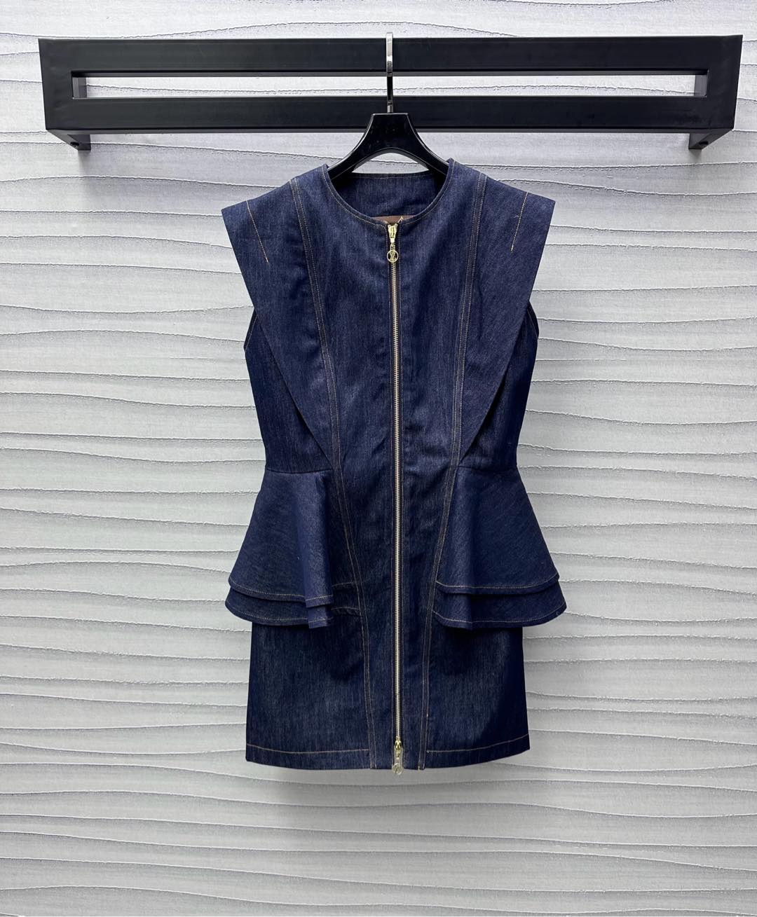 NO:317906,Louis Vuitto*2025 new product is available for ruffled denim vest skirt custom YB imported twill cotton material, multiple washes are soft and comfortable, presenting retro denim blue, overall contour outline, matching the straight hem style to add layering, exquisite craftsmanship on the outer layer of the waist to create a layered ruffle design, rich visual effect, front hollow letter logo bidirectional zipper adjustment, echoing the back collar leather logo, highlighting the brand tone, classic presbyopia lining full texture, surface auxiliary material development, sleeveless dress tailoring, upper body fashionable and outstanding series development, high version,,louis vuitton, skirts,alexander wang19860909Louis Vuitto*2025新品上架荷叶边牛仔背心裙定制YB进口斜纹全棉材质 多重水洗柔软舒适 呈现复古牛仔蓝色 整体轮廓线勾勒 配合下摆直筒版型 增添造型层次感 腰身外层精致工艺打造层叠感荷叶边设计 丰富视觉效果 前侧镂空字母徽标双向拉链调节 与后领皮标呼应 彰显品牌调性 经典老花内衬质感十足 面辅料开发 无袖连衣裙剪裁 上身时髦出彩 系列开发 高版本,,louis vuitton,skirts,alexander wang,Women's clothing