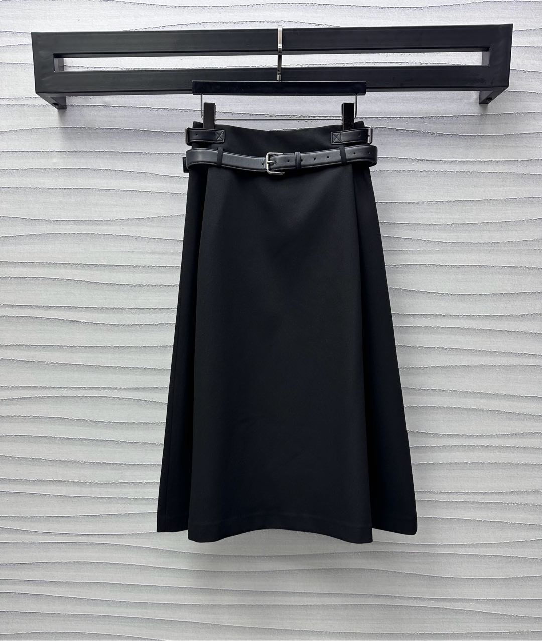 NO:317918,Dio*2025 new product is on the shelves of belt pleated skirts with custom YB imported suit material. It is of full quality. The gloss and squids are decorated with belt buckles on both sides to add layered texture and echo the adjustment of the waist leather belt to highlight the brand tone. The side pleated skirt is treated with rich design and more literary and durable. The neutral and overly obedient temperament. The development of surface accessories. The high-waisted long skirt style cuts. The upper body looks slim and fashionable. All-match items. High-version, dior, skirts, business suit, alexander wang.19860909Dio*2025新品上架皮带压褶半裙定制YB进口西装材质 品相十足 光泽垂顺两侧饰以皮带扣松紧设计 增添造型层次感 呼应腰间皮革腰带调节 彰显品牌调性 侧面百褶裙边处理 设计感丰富更显文艺耐看 中和过于乖巧的气质 面辅料开发 高腰长半裙版型剪裁 上身显瘦时髦 百搭单品 高版本,,dior,skirts,business suit,alexander wang,Women's clothing