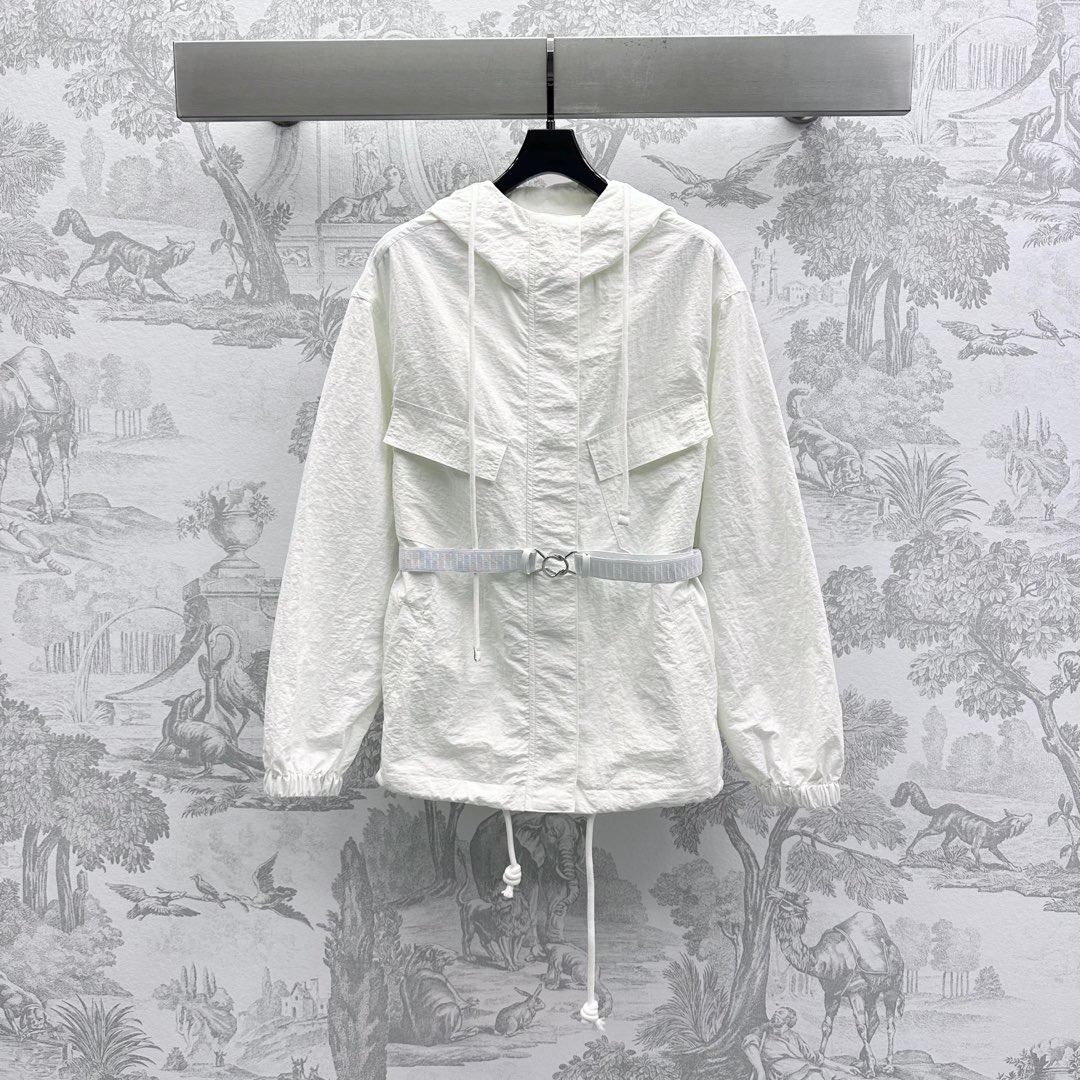 NO:317904,Prad*2025 new product is available for belt hooded jacket customized YB imported nylon material. Processing Restore YB pleated quality. Elastic belt outlines the lines. Easy to divide the upper and lower proportions. Symmetric pocket design. Add styling and layering. Show brand tone. Face and auxiliary materials development. Hooded drawstring zipper jacket tailoring. The outfit is handsome and fashionable. Show unique personality. It can be matched with skirts in the same series. Details echo up and down. The complete set is more fashionable and charming. High-end version, prada, skirts, jackets & coats,hats,alexander wang19860909Prad*2025新品上架腰带连帽外套定制YB进口尼龙材质 工艺处理 还原YB褶皱品相 弹力腰带勾勒线条 轻松划分上下比例 对称口袋设计 增添造型层次感 彰显品牌调性 面辅料开发 连帽抽绳拉链外套剪裁 穿搭帅气时髦 尽显独特个性 可搭配同系列半身裙 细节上下呼应 成套搭配更具潮流魅力 高版本,,prada,skirts,jackets & coats,hats,alexander wang,Women's clothing