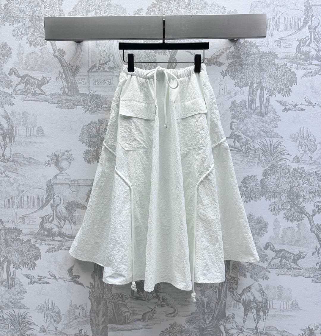 NO:317907,Prad*2025 new product is available, drawstring pleated skirt, customized YB imported nylon material, process treatment, restore YB pleated quality, high waist design with exterior skirt design, add layering, decoration with white drawstring, modify the legs to make it look slim and slack, embellishment of the iconic triangle logo of the back waist, highlight the brand tone, surface auxiliary material development, A-shaped mid-length skirt cut, handsome and fashionable, showing unique personality, can be matched with jackets in the same series, details echo up and down, complete sets are more fashionable and charming, high-end version,,prada, skirts, jackets & coats,alexander wang19860909Prad*2025新品上架 抽绳压褶半裙 定制YB进口尼龙材质 工艺处理 还原YB褶皱品相 高腰设计搭配外扩裙边设计 增添造型层次感 饰以白色抽绳调节处理 修饰腿形显瘦松弛 后腰标志性三角徽标点缀 彰显品牌调性 面辅料开发 A字中长款半身裙剪裁 穿搭帅气时髦 尽显独特个性 可搭配同系列外套 细节上下呼应 成套搭配更具潮流魅力 高版本,,prada,skirts,jackets & coats,alexander wang,Women's clothing
