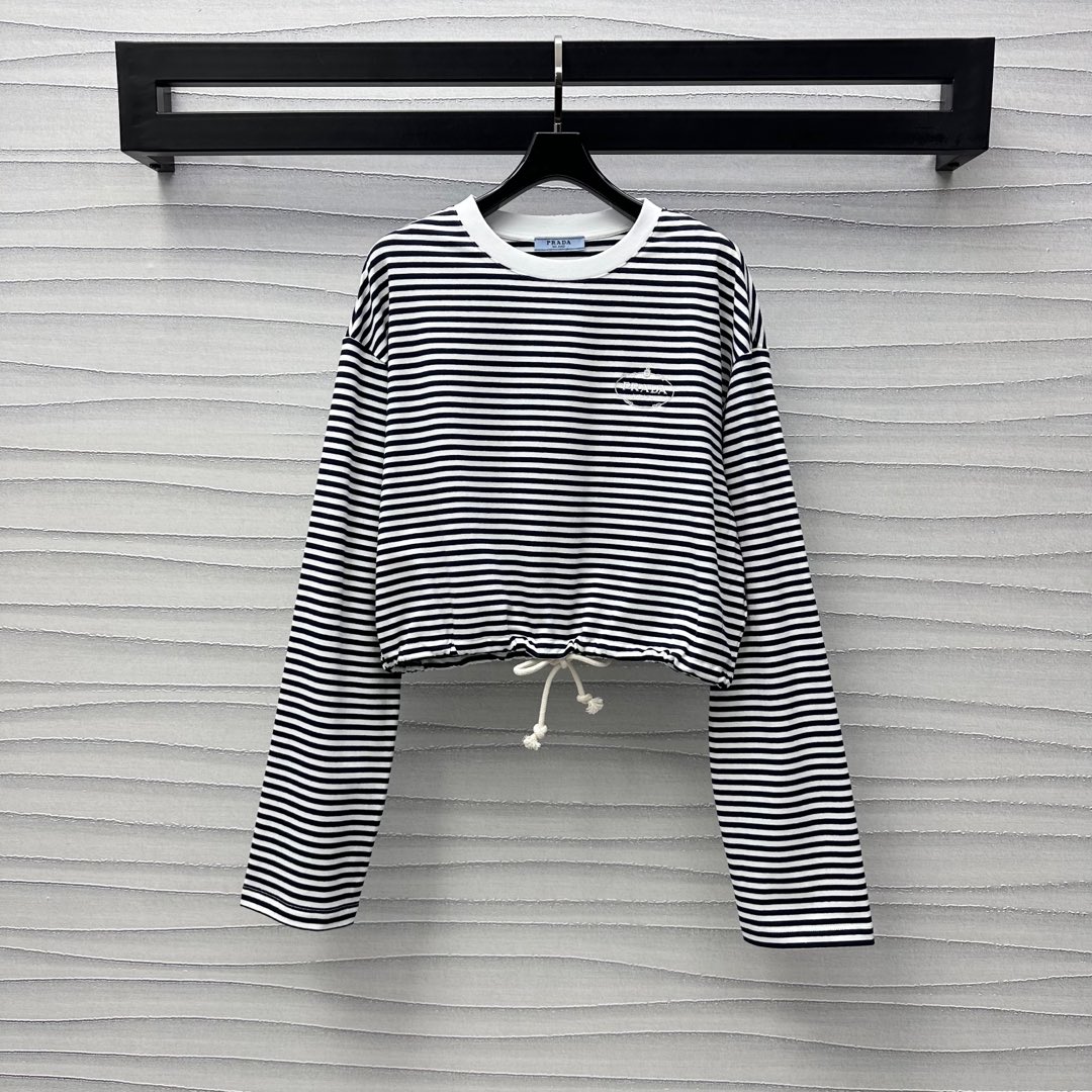 NO:317900,Prad*2025 new product is available on the shelves of round neck striped long-sleeved tops, customized YB imported twill cotton, breathable and comfortable, the whole body stripes are interwoven and interwoven rich color details, matched with elastic white thread contrasting design of the neckline, echoing the adjustment of the hem, adding a sense of styling. The chest is decorated with iconic embroidered letters logo, highlighting the brand tone, surface auxiliary materials development, round neck long-sleeved top style tailoring, suitable for age-reducing fashionable retro style, high-version, prada, alexander wang19860909Prad*2025新品上架圆领条纹长袖上衣定制YB进口斜纹棉材质 透气舒适 通体条纹穿插交织丰富色彩细节 搭配领口弹性白色螺纹撞色设计 呼应下摆白色抽绳调节 增添造型层次感 胸前饰以标志性刺绣字母徽标点缀装饰 彰显品牌调性 面辅料开发 圆领长袖上衣版型剪裁 适配减龄时髦复古穿搭风格 高版本,,prada,alexander wang,Women's clothing
