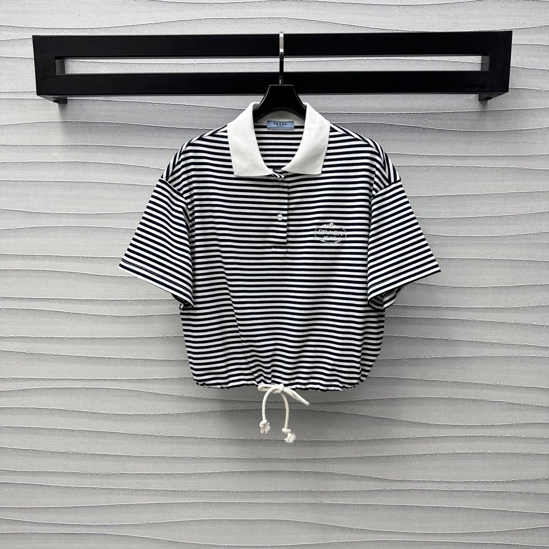 NO:317903,Prad*2025 new product lapel striped short-sleeved tops are customized with YB imported twill cotton. Breathable and comfortable. The whole body stripes are interwoven and interwoven with rich color details. Matched with elastic thread contrasting design of collar. White drawstring adjustment on the hem to add layering. The chest is decorated with iconic embroidered letter logos to highlight the brand tone. The surface and auxiliary materials are developed. The lapel short-sleeved top is cut. The style is suitable for age-reducing fashionable retro dressing style. High version 2 colors, prada, T-shirt, alexander wang19860909Prad*2025新品上架翻领条纹短袖上衣定制YB进口斜纹棉材质 透气舒适 通体条纹穿插交织丰富色彩细节 搭配领口弹性螺纹撞色设计 下摆白色抽绳调节 增添造型层次感 胸前饰以标志性刺绣字母徽标点缀装饰 彰显品牌调性 面辅料开发 翻领短袖上衣版型剪裁 适配减龄时髦复古穿搭风格 高版本2色,,prada,T-shirt,alexander wang,Women's clothing