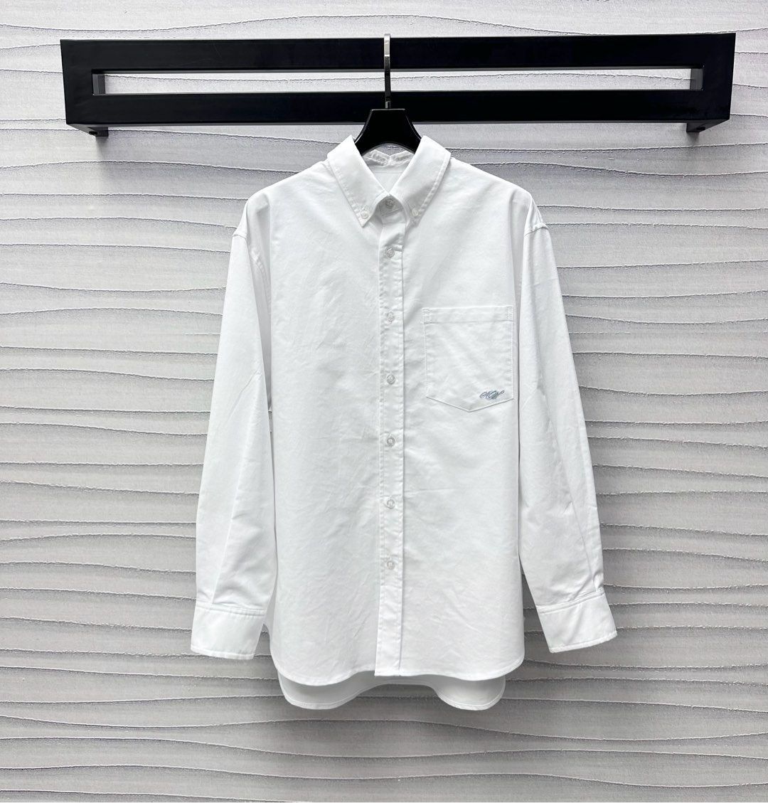 NO:318757,Alexanderwan*2025 new product on-shelf lapel front shoulder long-sleeved shirt custom YB imported twill cotton material soft and comfortable and stylish chest pockets with embroidered logo embellishment to highlight the brand tone Short front and long rear cut design to add layering of styling, full of lazy and elite atmosphere, surface auxiliary materials development, loose shirt style tailoring, can be matched with the same series of bottoms, complete set of upper body can easily create a good figure and proportion, the first choice for commuting and leisure vacations, high version 2 colors,,shirts,alexander wang19860909Alexanderwan*2025新品上架翻领正肩长袖衬衫定制YB进口斜纹全棉材质 柔软舒适有型 胸前口袋配合刺绣徽标点缀装饰 彰显品牌调性 前短后长裁剪设计 增添造型层次感 充满慵懒精英气息 面辅料开发 宽松衬衣版型剪裁 可搭配同系列下装 成套上身轻松穿出好身材好比例 通勤休闲度假首选穿搭   高版本2色,,shirts,alexander wang,Women's clothing