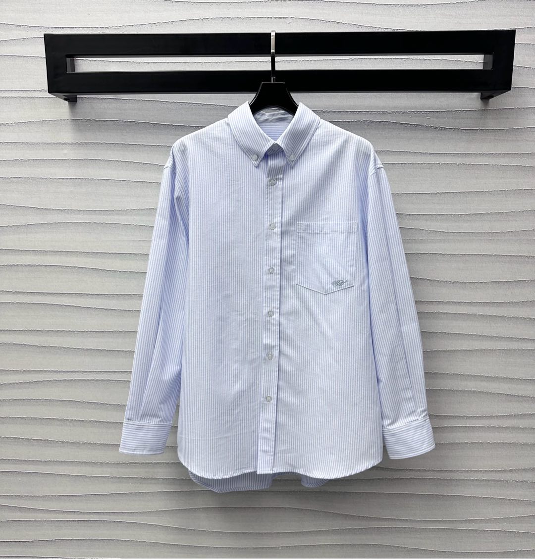 NO:318751,Alexanderwan*2025 new product on-shelf lapel front shoulder long-sleeved shirt custom YB imported twill cotton material soft and comfortable and stylish chest pockets with embroidered logo embellishment to highlight the brand tone Short front and long rear cut design to add layering of styling, full of lazy and elite atmosphere, surface auxiliary materials development, loose shirt style tailoring, can be matched with the same series of bottoms, complete set of upper body can easily create a good figure and proportion, the first choice for commuting and leisure vacations, high version 2 colors,,shirts,alexander wang19860909Alexanderwan*2025新品上架翻领正肩长袖衬衫定制YB进口斜纹全棉材质 柔软舒适有型 胸前口袋配合刺绣徽标点缀装饰 彰显品牌调性 前短后长裁剪设计 增添造型层次感 充满慵懒精英气息 面辅料开发 宽松衬衣版型剪裁 可搭配同系列下装 成套上身轻松穿出好身材好比例 通勤休闲度假首选穿搭   高版本2色,,shirts,alexander wang,Women's clothing