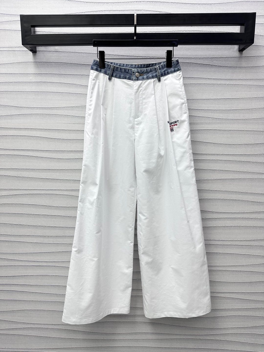 NO:318748,Alexanderwan*2025 new product is on the shelves of spliced ​​denim waist trousers customized YB imported twill cotton material, soft, comfortable and stylish. Denim spliced ​​solid-color cotton fabric is used at the waist. Combined with wide-leg press pleated design, add layered look, leg letter embroidery logo embellishment, highlight the brand tone, surface auxiliary material development, high-waist button wide-leg trousers style cut, can be matched with the same series of shirts, a set of upper body can easily wear a good figure and a good proportion. The first choice for commuting and leisure vacations. High-version 2 colors,,shirts,alexander wang19860909Alexanderwan*2025新品上架拼接牛仔腰长裤定制YB进口斜纹全棉材质 柔软舒适有型 腰间沿用牛仔拼接纯色全棉面料 配合阔腿压褶设计 增添造型层次感 腿侧字母刺绣徽标点缀 彰显品牌调性 面辅料开发 高腰系扣阔腿长裤版型剪裁 可搭配同系列衬衫 成套上身轻松穿出好身材好比例 通勤休闲度假首选穿搭  高版本2色,,shirts,alexander wang,Women's clothing