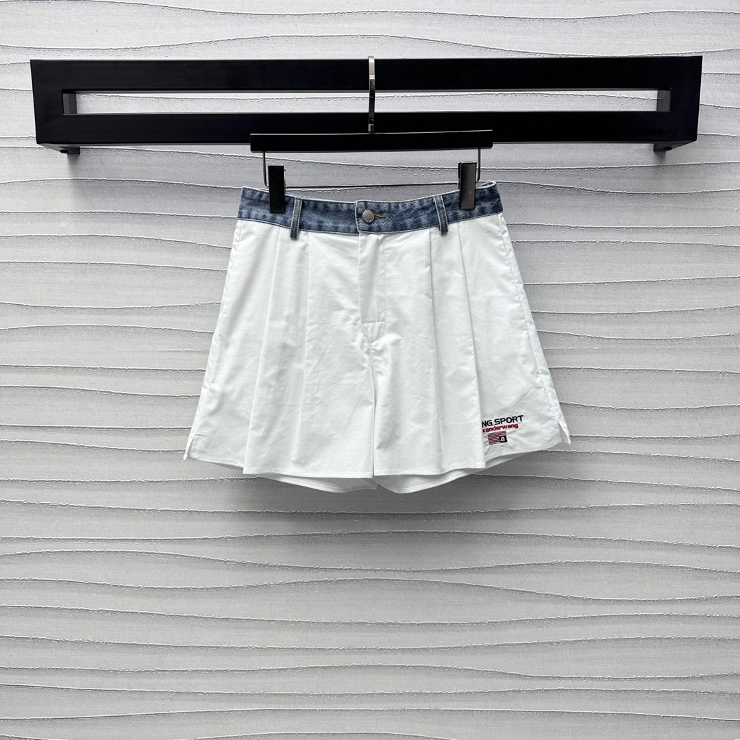 NO:318760,Alexanderwan*2025 new product is on the shelves of spliced ​​denim waist shorts customized YB imported twill cotton material, soft, comfortable and stylish. Denim spliced ​​solid-color cotton fabric is used at the waist. Combined with wide-leg press pleated design, add layered look, leg letter embroidery logo embellishment, highlight the brand tone, surface auxiliary material development, high-waist button shorts style cut, can be matched with the same series of shirts, a set of upper body can easily wear to create a good figure and a good proportion. The first choice for commuting and leisure vacations. High-version 2 colors, shorts, shirts, alexander wang19860909Alexanderwan*2025新品上架拼接牛仔腰短裤定制YB进口斜纹全棉材质 柔软舒适有型 腰间沿用牛仔拼接纯色全棉面料 配合阔腿压褶设计 增添造型层次感 腿侧字母刺绣徽标点缀 彰显品牌调性 面辅料开发 高腰系扣短裤版型剪裁 可搭配同系列衬衫 成套上身轻松穿出好身材好比例 通勤休闲度假首选穿搭  高版本2色,,shorts,shirts,alexander wang,Women's clothing