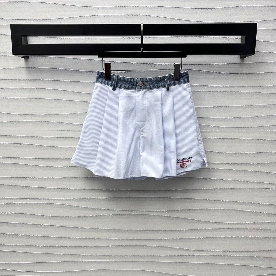 NO:318754,Alexanderwan*2025 new product is on the shelves of spliced ​​denim skirts and pants. Customized YB imported twill cotton material. Soft and comfortable and stylish. Denim spliced ​​solid-color cotton fabric is used at the waist. Combined with wide-leg press pleated design, adding layered look. Leg side letter embroidery logo embellishment to highlight the brand tone. Face and auxiliary materials development. High-waist button shorts style cut can be matched with the same series of shirts. The upper body can easily wear a good figure and a good proportion. The first choice for commuting and leisure vacations. High-version 2 colors, skirts, shorts, shirts, alexander wang19860909Alexanderwan*2025新品上架拼接牛仔短裙裤定制YB进口斜纹全棉材质 柔软舒适有型 腰间沿用牛仔拼接纯色全棉面料 配合阔腿压褶设计 增添造型层次感 腿侧字母刺绣徽标点缀 彰显品牌调性 面辅料开发 高腰系扣短裤版型剪裁 可搭配同系列衬衫 成套上身轻松穿出好身材好比例 通勤休闲度假首选穿搭  高版本2色,,skirts,shorts,shirts,alexander wang,Women's clothing