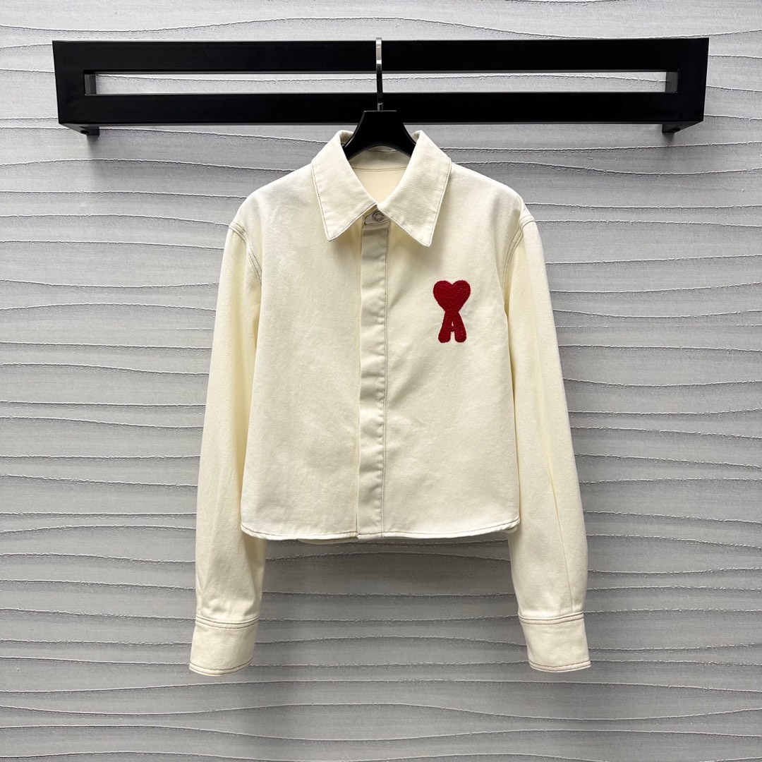 NO:318742,Ami*2025 new product launches logo short denim shirt jacket customized YB imported twill cotton denim material breathable soft and stylish Multi-enzyme washing process to create apricot bean white background Retro fashion Love logo embellishes one-sided chest highlights the brand tone With three-dimensional embroidery treatment Rich visual effects Face accessories development Short lapel long-sleeved shirt style cut Free dressing with skirts and pants casually, High-end version, Skirts, Jackets & coats, Shirts, Alexander wang19860909Ami*2025新品上架徽标短款牛仔衬衫外套定制YB进口斜纹全棉牛仔材质 透气柔软有型 多重酵素水洗工艺处理 打造本杏米白底色 复古时尚 爱心徽标点缀单侧胸前 彰显品牌调性 配合立体绣花处理 丰富视觉效果 面辅料开发 短款翻领长袖衬衫版型剪裁 随意搭配裙裤装 穿搭出彩时髦  高版本,,skirts,jackets & coats,shirts,alexander wang,Women's clothing