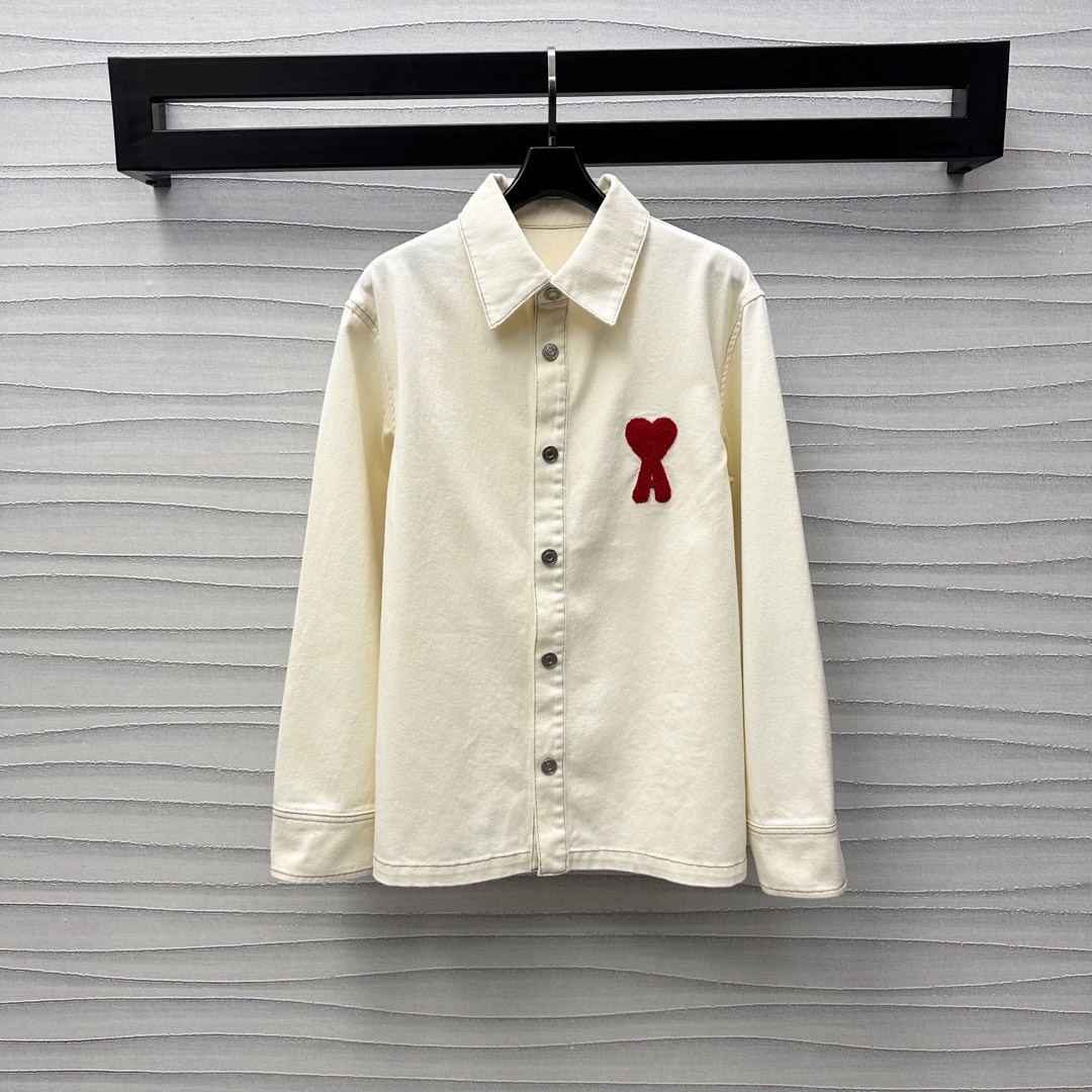 NO:318765,Ami*2025 new product launches logo denim shirt jacket custom YB imported twill cotton denim material breathable soft and stylish Multi-enzyme washing process to create apricot bean white background Retro fashion Love logo embellishes one-sided chest highlights the brand tone With three-dimensional embroidery treatment Rich visual effects Facial accessories development Lapel long-sleeved shirt style cut Free dressing with skirts and pants casually, High-end version, Skirts, Jackets & coats, Shirts, Alexander wang19860909Ami*2025新品上架徽标牛仔衬衫外套定制YB进口斜纹全棉牛仔材质 透气柔软有型 多重酵素水洗工艺处理 打造本杏米白底色 复古时尚 爱心徽标点缀单侧胸前 彰显品牌调性 配合立体绣花处理 丰富视觉效果 面辅料开发 翻领长袖衬衫版型剪裁 随意搭配裙裤装 穿搭出彩时髦  高版本,,skirts,jackets & coats,shirts,alexander wang,Women's clothing