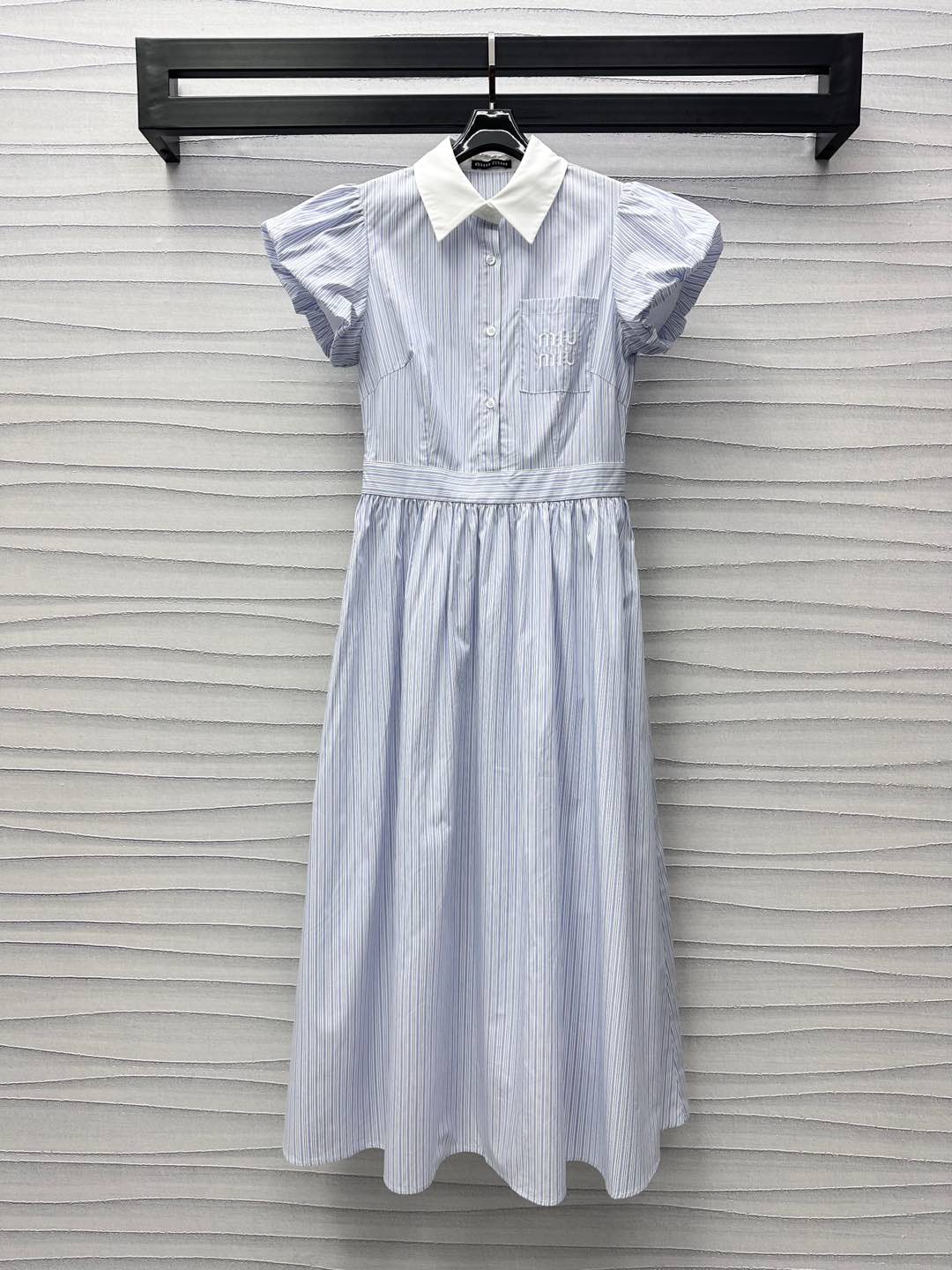 NO:318766,Miumi*2025 new product is on the shelves of striped shirts and dresses. Customized YB imported twill cotton. Soft and comfortable and breathable. Low-saturation contrasting vertical stripes are full of prints. Retro college style. Spliced ​​white small pointed collar is used to modify the neckline. Combined with high waistline cutting to add layering. Extend the body proportions. Compressed skirts cover flesh and make it look slimming. Single-side pocket decoration on the chest. Iconic letter embroidery logo embellishment. Show brand tone. Puff sleeve cuff design. Age-reducing and fashionable. Face and auxiliary materials development. Short-sleeved long skirt style tailoring. Commuting and leisure vacations. High-version,,miumiu, skirts,shirts,T-shirts,alexander wang.19860909Miumi*2025新品上架条纹衬衫连衣裙定制YB进口斜纹全棉材质 柔软舒适透气 低饱和撞色竖条纹满印 复古学院风 拼接白色小尖领修饰颈部线条 配合高腰线裁剪 增添造型层次感 拉长身材比例 压褶裙摆遮肉显瘦 胸前单侧口袋装饰 标志性字母刺绣徽标点缀之上 彰显品牌调性 泡泡袖袖口设计 减龄又时髦 面辅料开发 短袖连衣长裙版型剪裁 通勤休闲度假都  高版本,,miumiu,skirts,shirts,T-shirt,alexander wang,Women's clothing